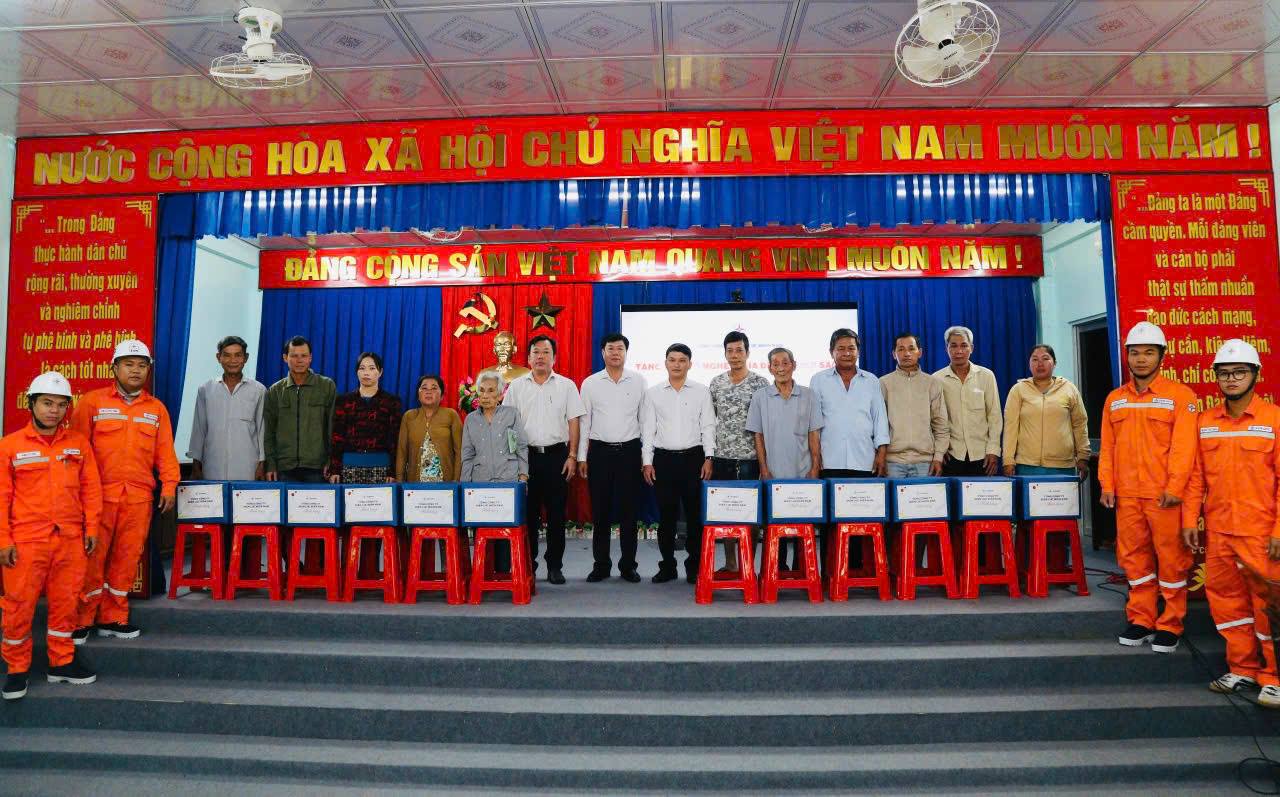 Công ty Điện lực thành phố Cần Thơ trao quà tết tại phường Ngã Bảy