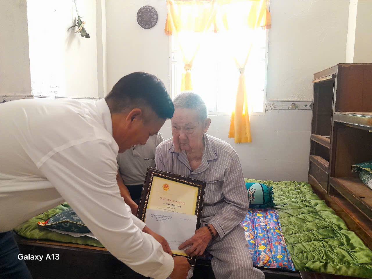UBND PHƯỜNG NGÃ BẢY TRAO TẶNG QUÀ CHO CÁC CỤ 100 TUỔI