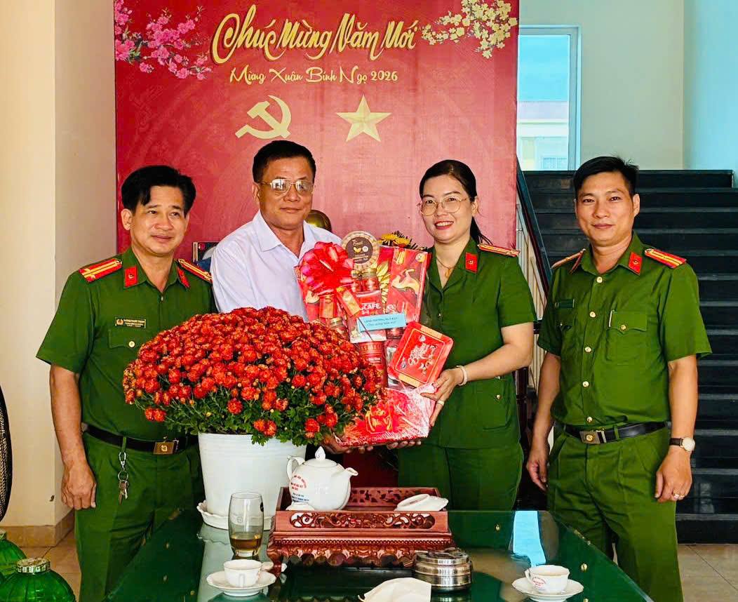 Chủ tịch UBND phường Ngã Bảy thăm, chúc Tết lực lượng Công an và Quân sự