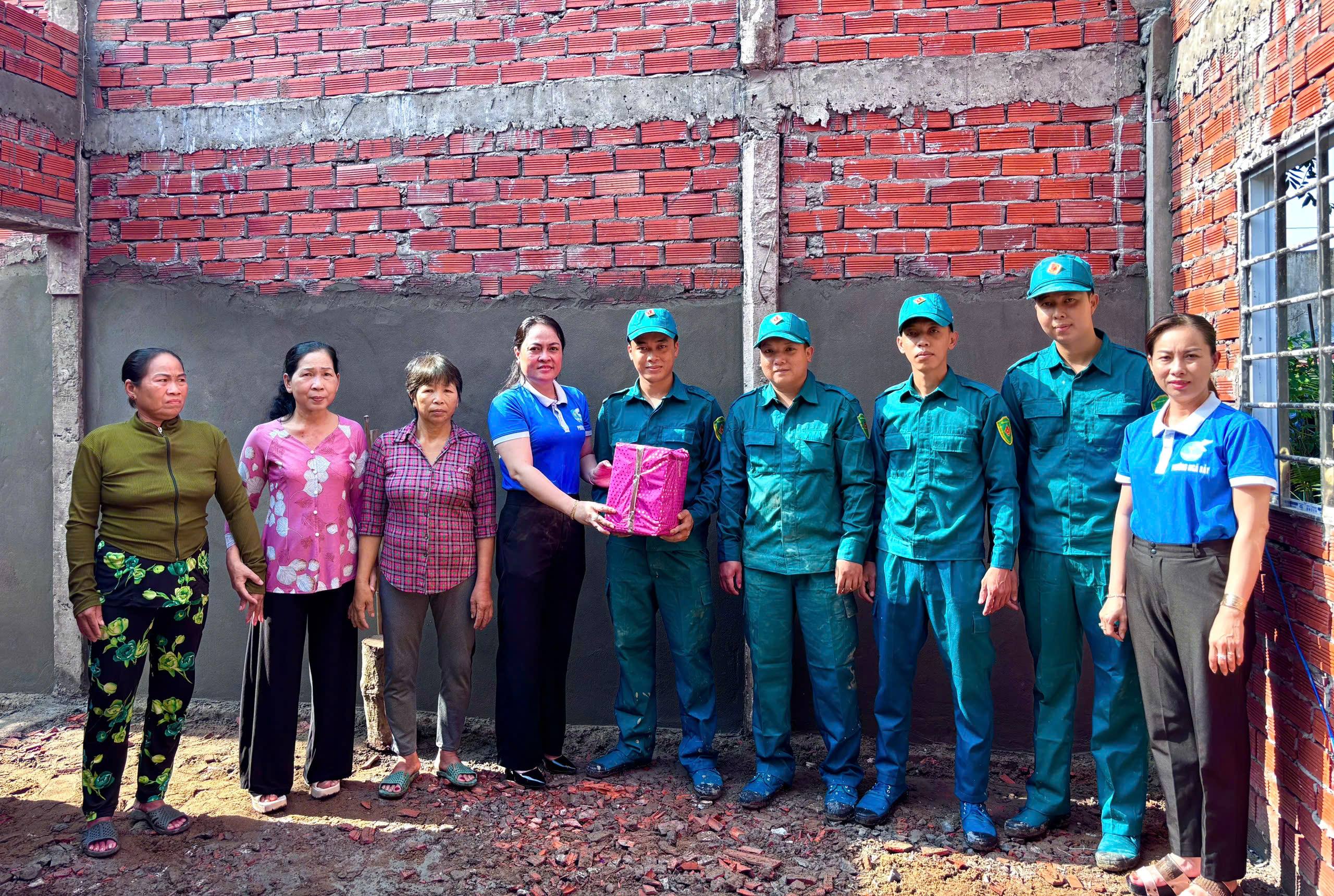 Hội LHPN phường Ngã Bảy thăm, động viên lực lượng tham gia xoá nhà tạm, nhà dột nát