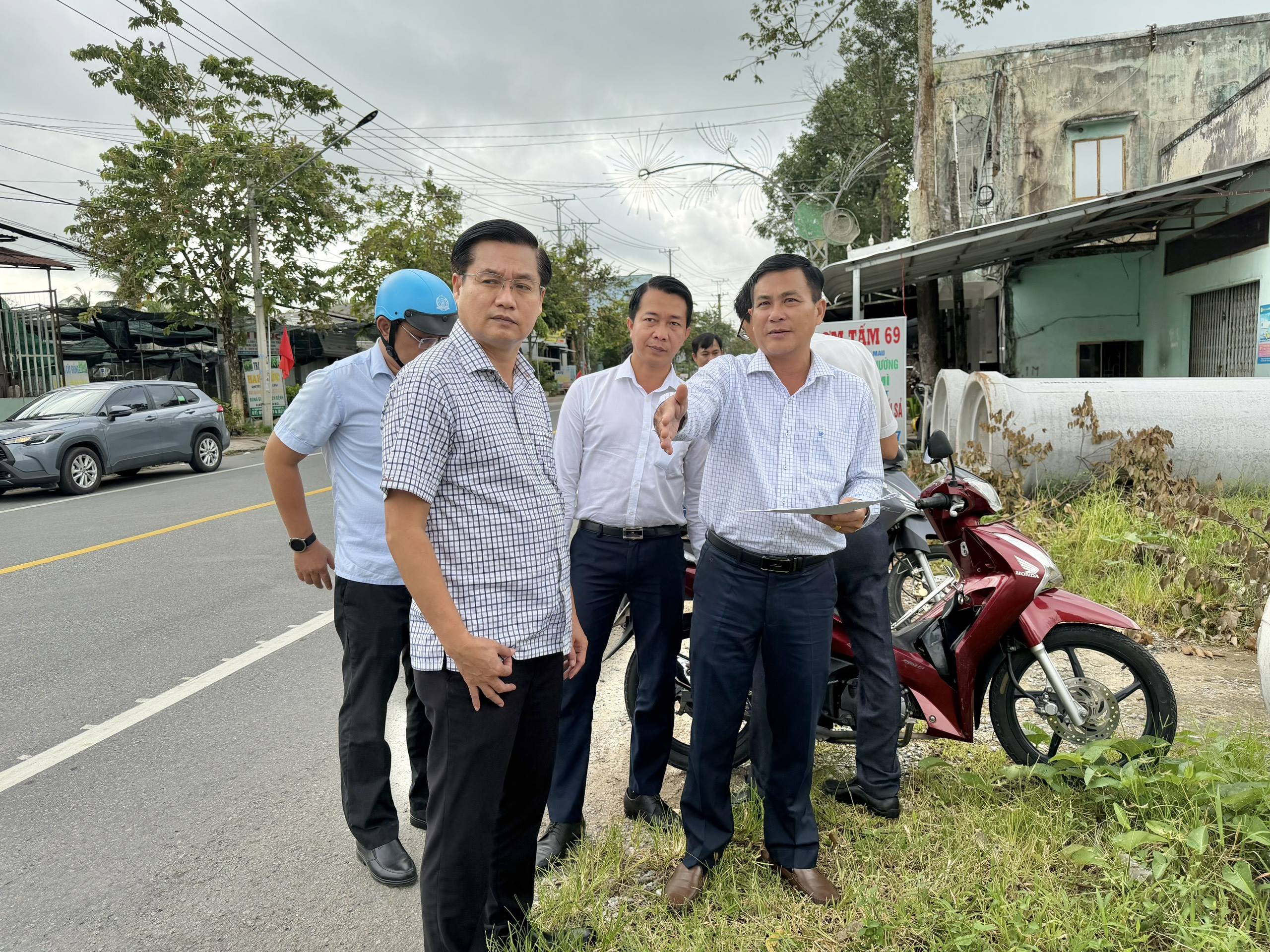 Bí thư Đảng ủy kiểm tra các công trình dự án trọng điểm trên địa bàn