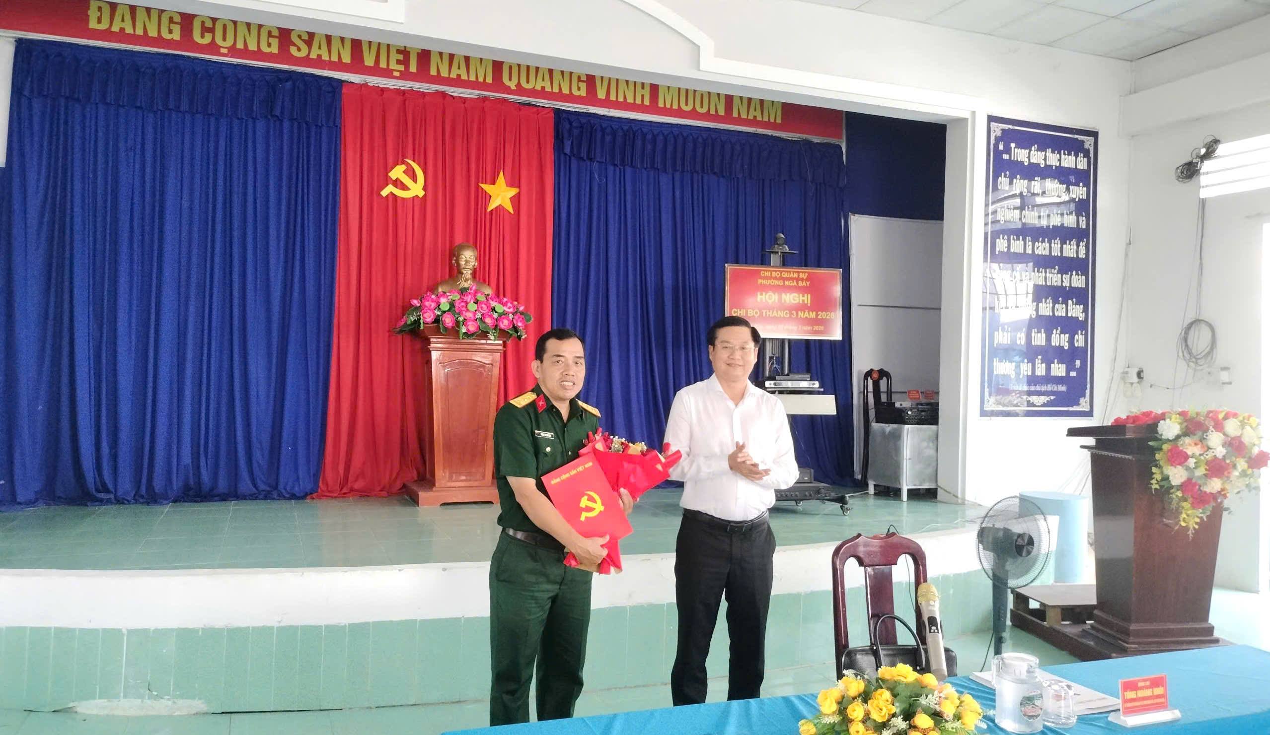 Đảng ủy phường Ngã Bảy trao Quyết định kiện toàn Phó Bí thư Chi bộ Quân sự phường Ngã Bảy, nhiệm kỳ 2025-2030