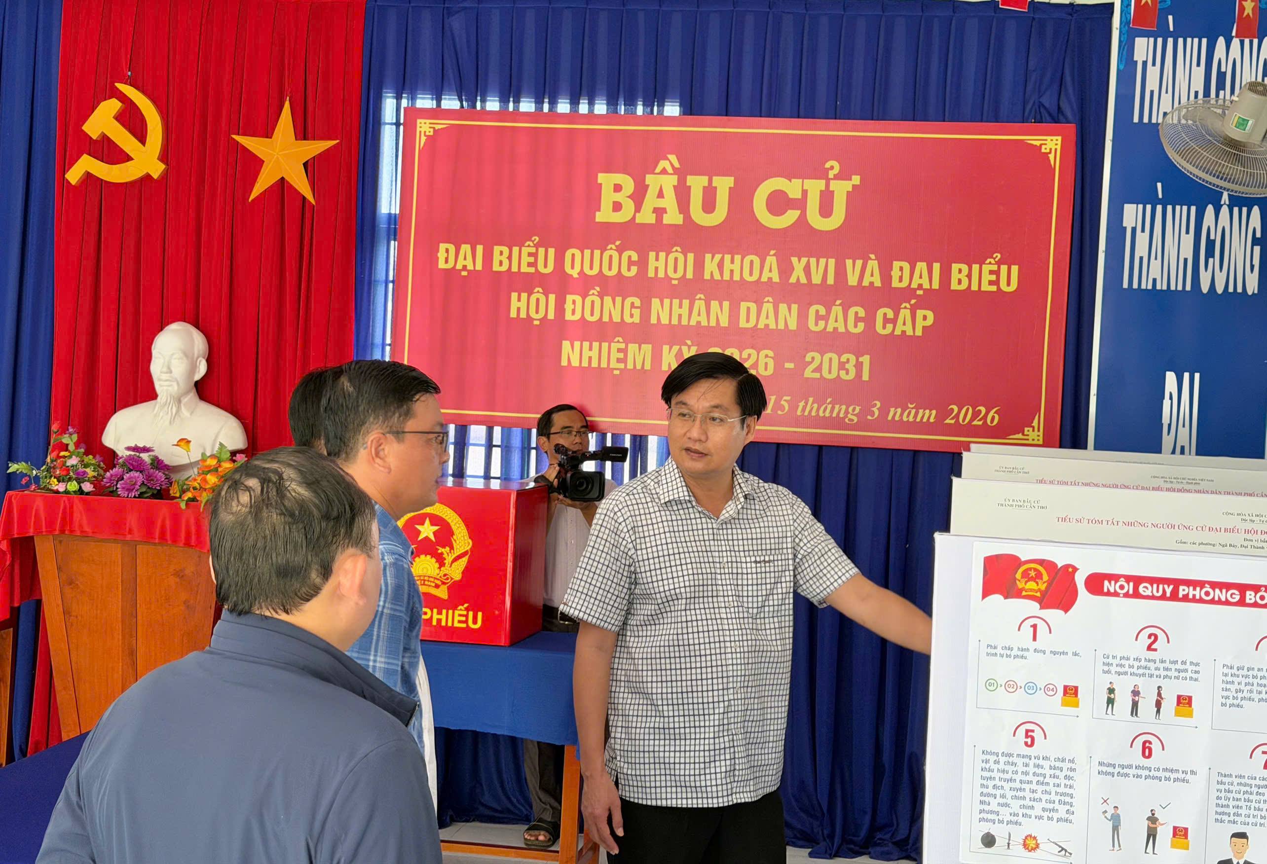 Bí thư Đảng uỷ phường kiểm tra công tác chuẩn bị bầu cử