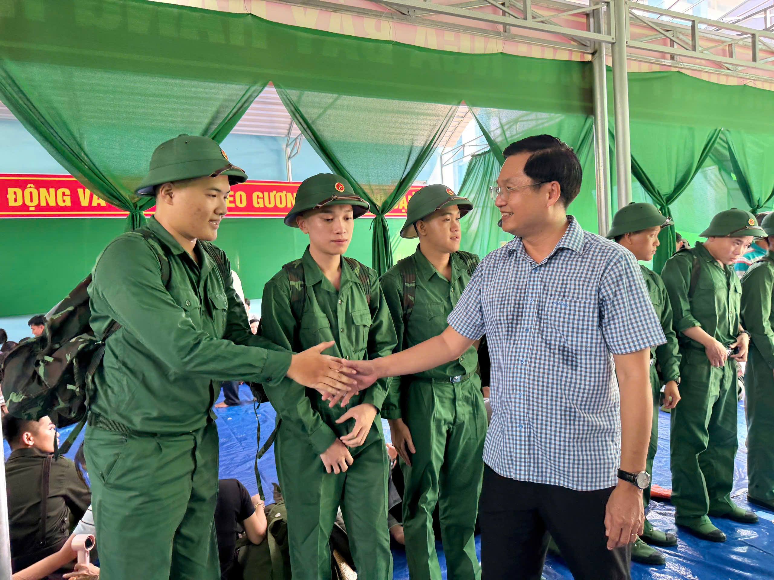 Bí thư Đảng ủy kiểm tra, động viên hội trại tòng quân năm 2026