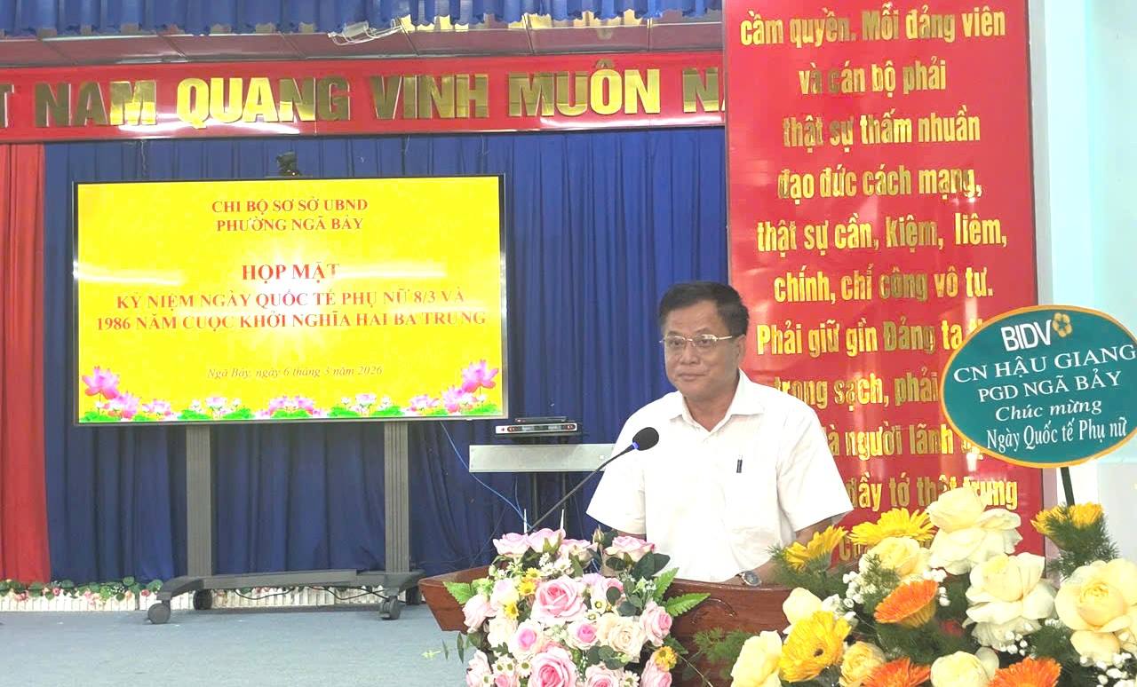 Chi bộ cơ sở UBND phường Ngã Bảy họp mặt kỷ niệm Ngày Quốc tế Phụ nữ 8/3