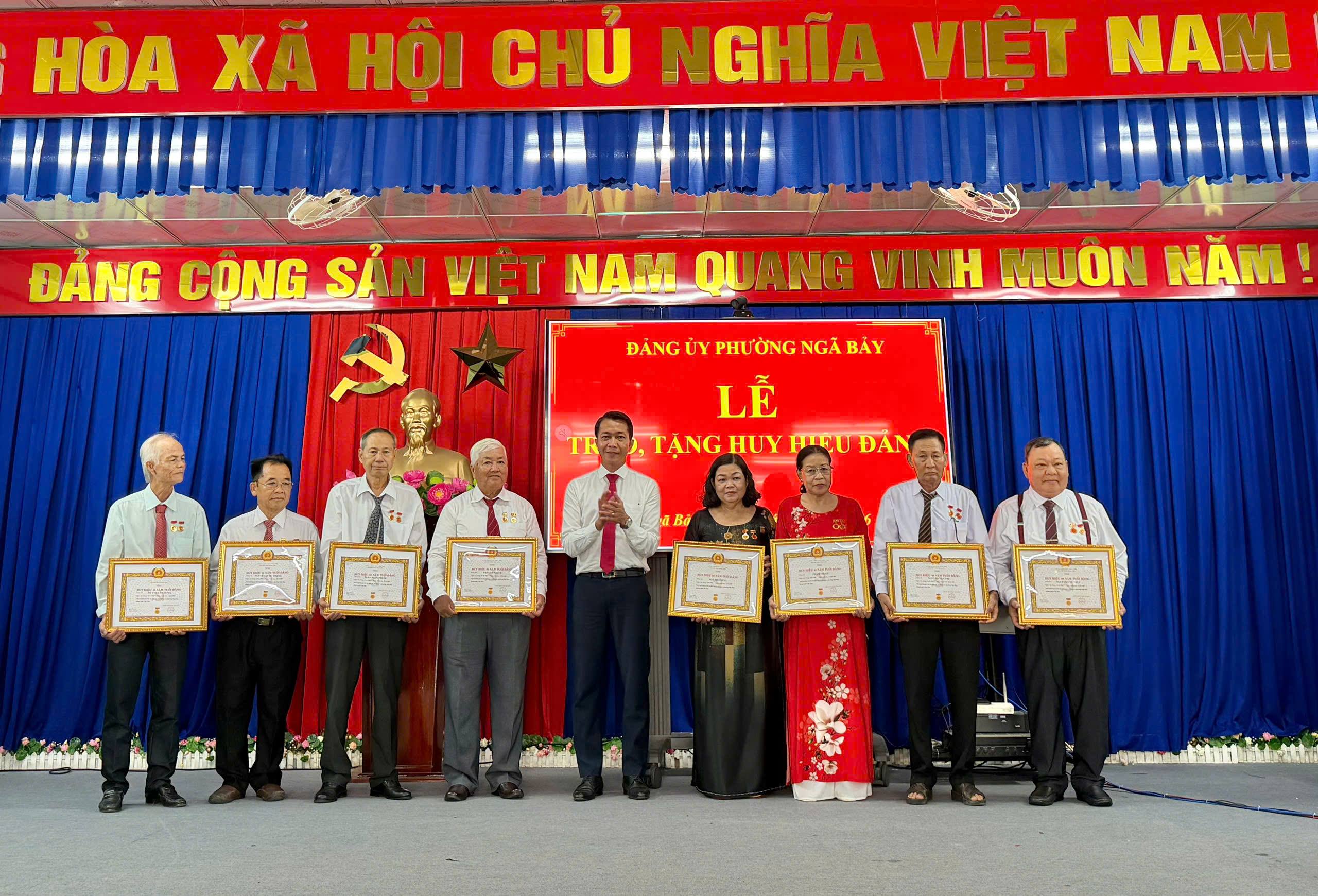 Trao Huy hiệu Đảng đợt 2/9 - Tri ân cống hiến của các thế hệ đảng viên