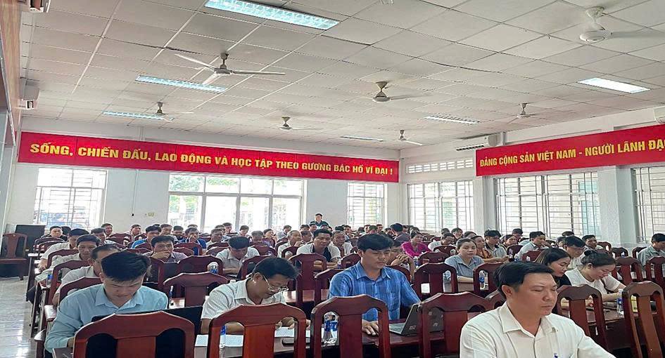 HỘI NGHỊ HỌC TẬP, QUÁN TRIỆT NGHỊ QUYẾT ĐẠI HỘI ĐẠI BIỂU ĐẢNG BỘ XÃ LẦN THỨ I, NHIỆM KỲ 2025 - 2030 CHO CÁN BỘ, ĐẢNG VIÊN TRÊN ĐỊA BÀN XÃ 