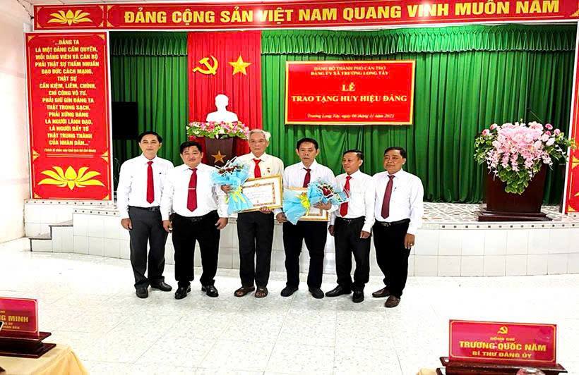 ĐẢNG ỦY XÃ TRƯỜNG LONG TÂY TỔ CHỨC LỄ TRAO  HUY HIỆU ĐẢNG ĐỢT 07/11