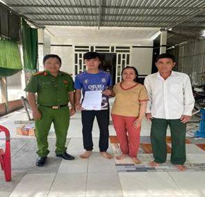 CÔNG AN XÃ TRƯỜNG LONG TÂY TRAO QUYẾT ĐỊNH GỌI KHÁM SỨC KHỎE VÀ GẶP GỠ GIA ĐÌNH CÔNG DÂN THỰC HIỆN NGHĨA VỤ THAM GIA CÔNG AN NHÂN DÂN