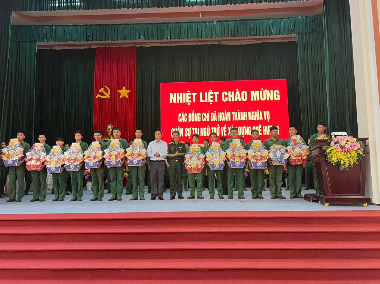 Lễ đón 33 người con ưu tú của quê hương vừa hoàn thành nghĩa vụ quân sự tại ngũ trở về địa phương