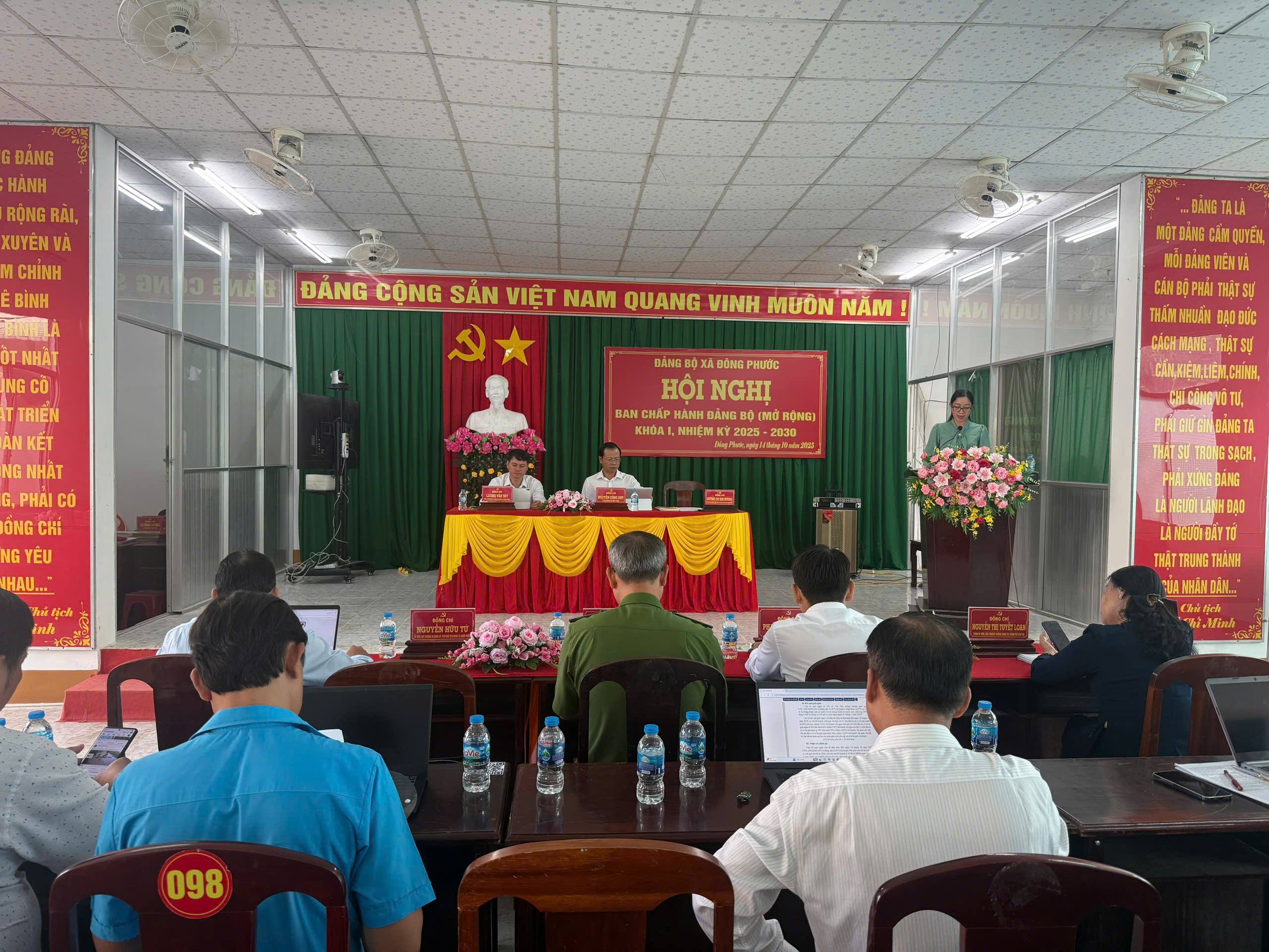 Xã Đông Phước tổ chức hội nghị Ban chấp hành Đảng bộ (mở rộng)  lần thứ nhất khoá I, nhiệm kỳ 2025-2030 và trao tặng Huy hiệu Đảng