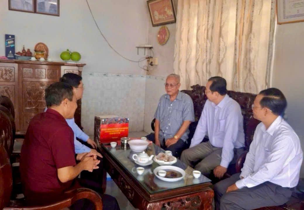 Thăm, tặng quà Mẹ Việt Nam anh hùng, Anh hùng LLVT Nhân dân tại xã Đông Phước