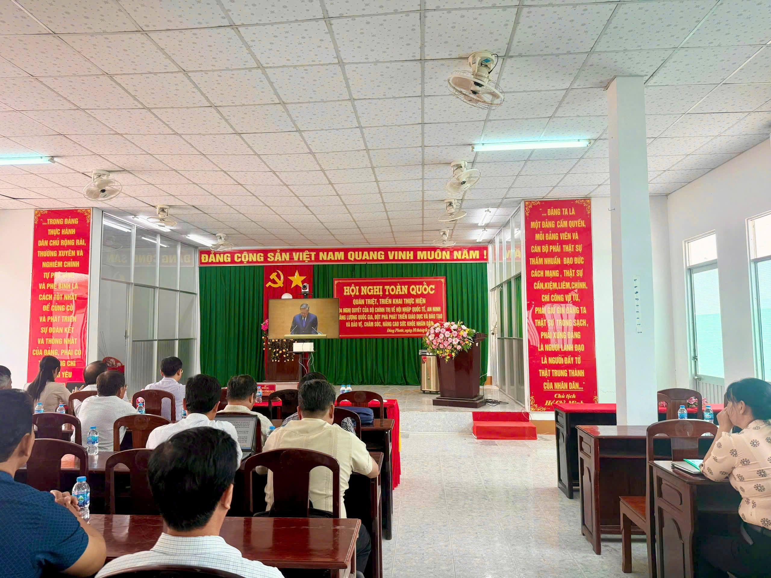 Xã Đông Phước tổ chức kết nối Hội  nghị trực tuyến toàn quốc quán triệt, triển khai thực hiện 04 Nghị quyết của Bộ Chính trị về Hội nhập quốc tế, an ninh năng lượng quốc gia, đột phá phát triển giáo dục và đào tạo và bảo vệ, chăm sóc, nâng cao sức khỏe nhân dân 