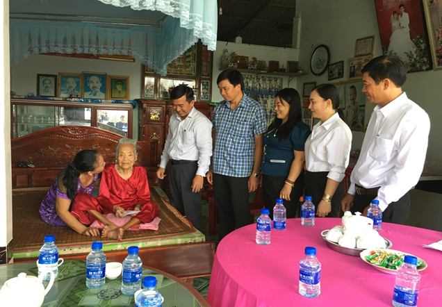 Xã Hòa An thăm tặng quà Mẹ Việt Nam anh hùng, gia đình chính sách nhân dịp Quốc khánh 2/9