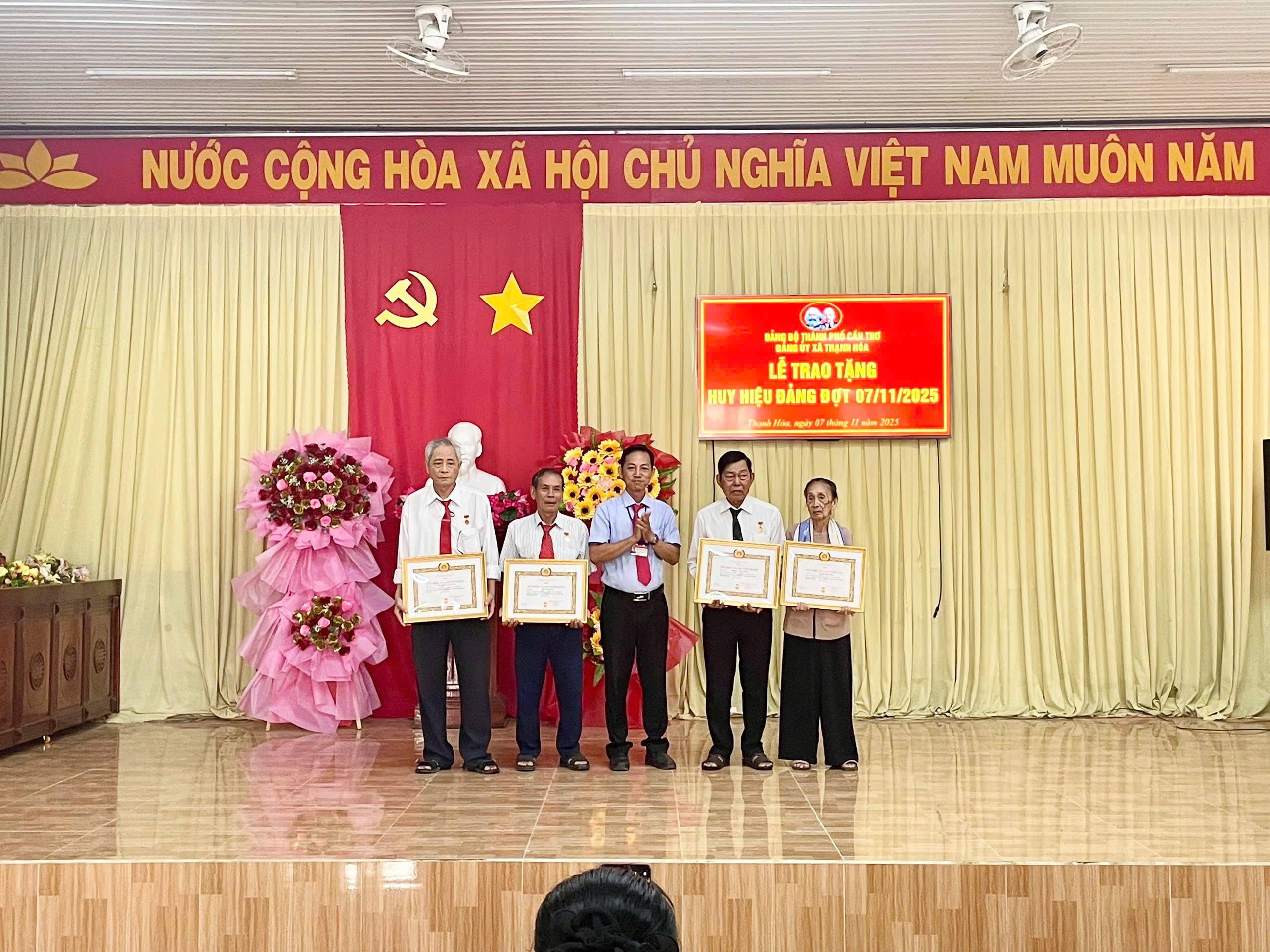 XÃ THẠNH HÒA LONG TRỌNG TỔ CHỨC LỄ TRAO TẶNG HUY HIỆU ĐẢNG ĐỢT 07/11/2025
