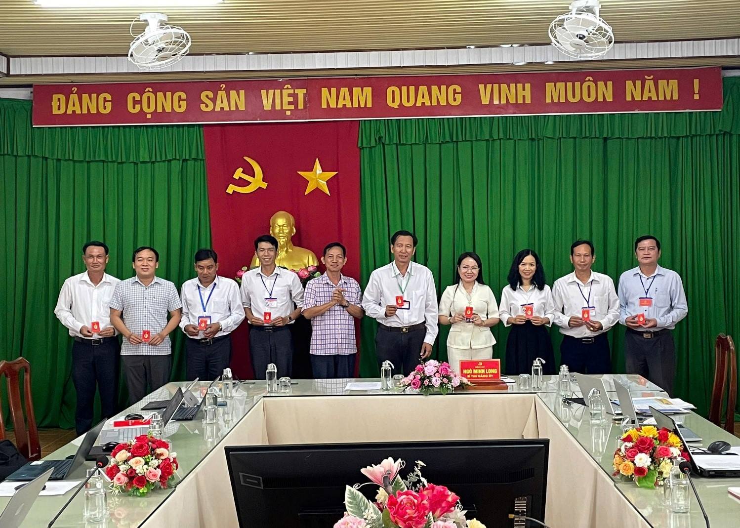 TRAO THẺ ĐẢNG VIÊN ĐỒNG BỘ – TIÊN PHONG BƯỚC VÀO KỶ NGUYÊN SỐ