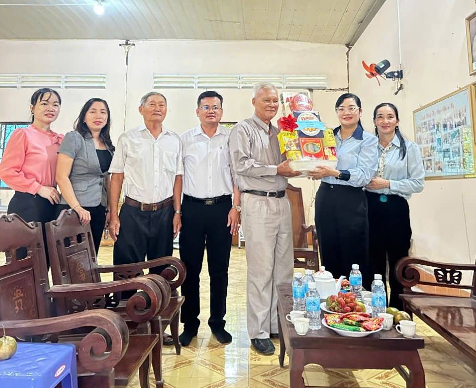LÃNH ĐẠO XÃ NHƠN MỸ THĂM, CHÚC MỪNG LỄ GIÁNG SINH TẠI NHÀ THỜ NHƠN MỸ VÀ NHÀ NGUYỆN MỸ PHƯỚC