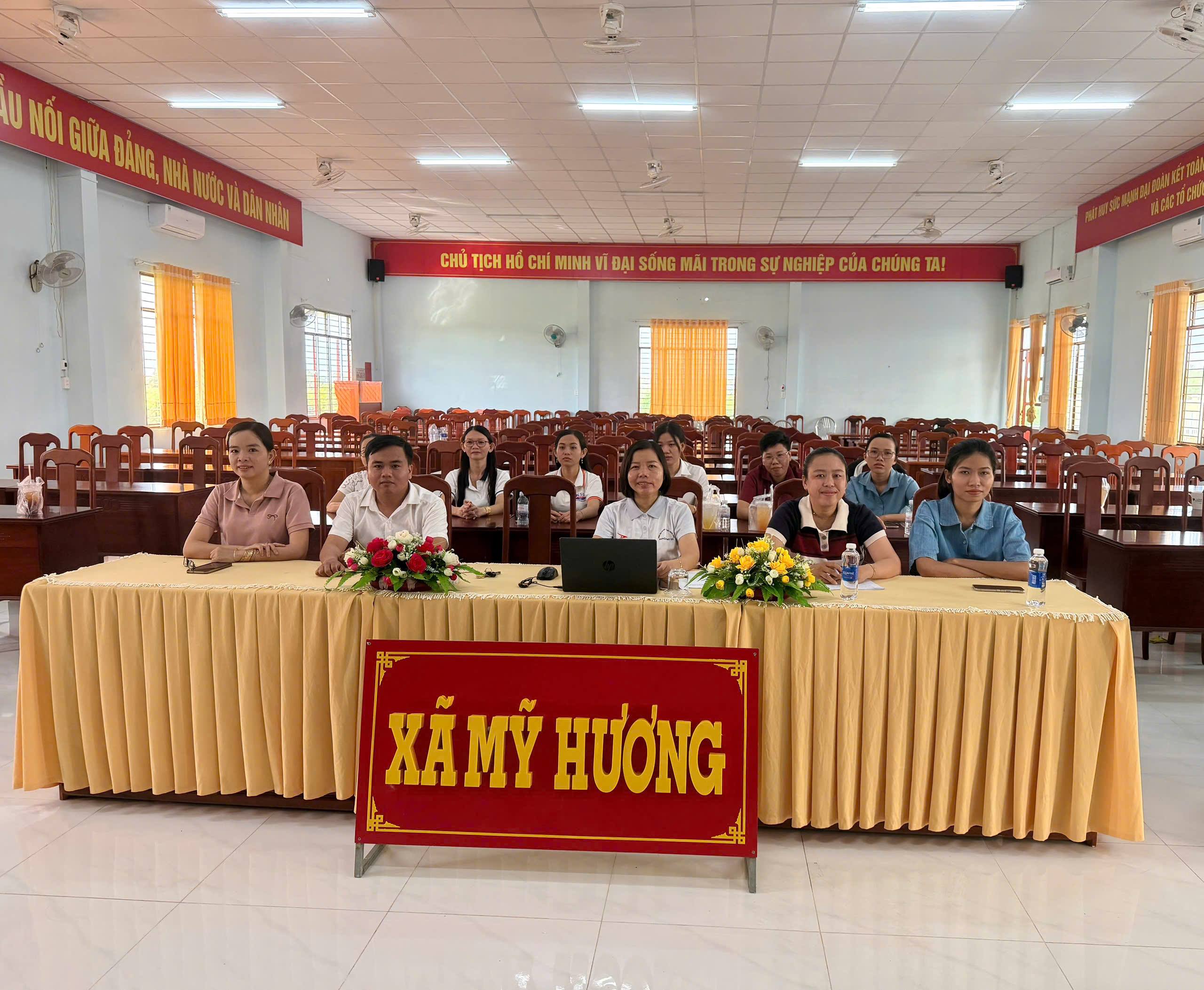 UBND XÃ MỸ HƯƠNG THAM DỰ TẬP HUẤN HỆ THỐNG THÔNG TIN GIẢI QUYẾT THỦ TỤC HÀNH CHÍNH