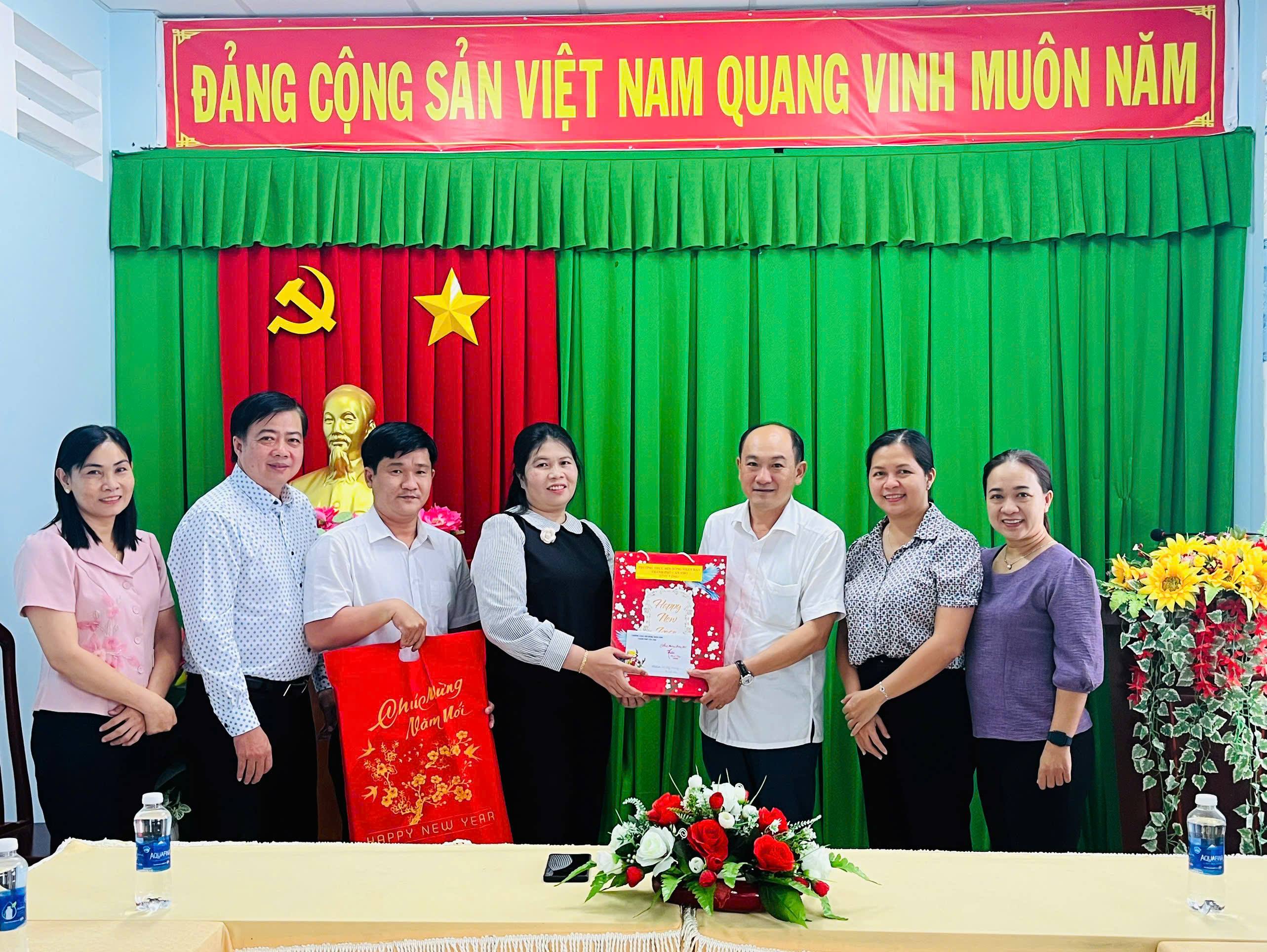 Hội đồng nhân dân thành phố Cần Thơ đến thăm, chúc Tết tại xã Mỹ Hương 