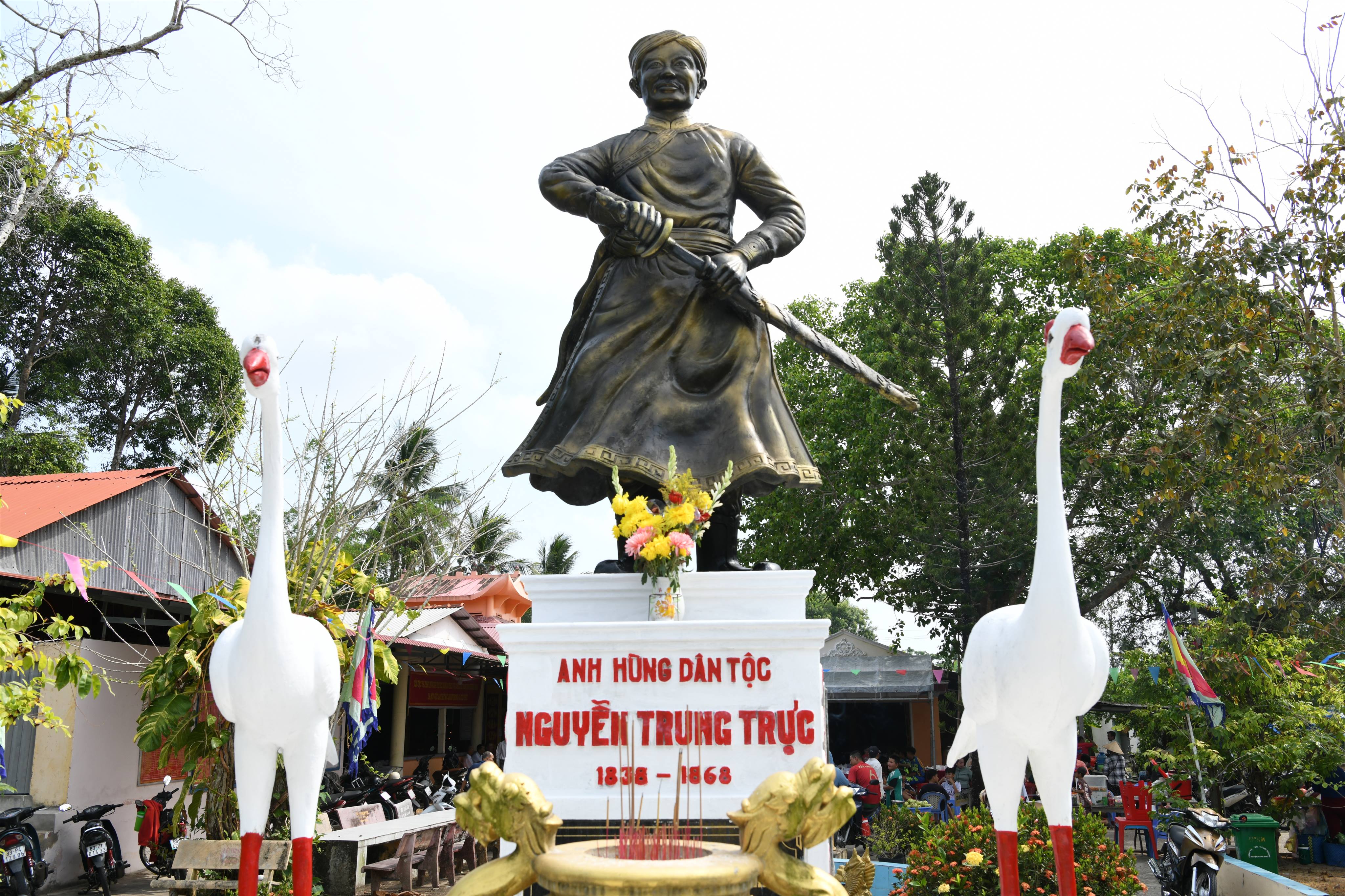 LÃNH ĐẠO XÃ LONG PHÚ DỰ LỄ HỘI KỲ YÊN ĐÌNH THẦN NGUYỄN TRUNG TRỰC
