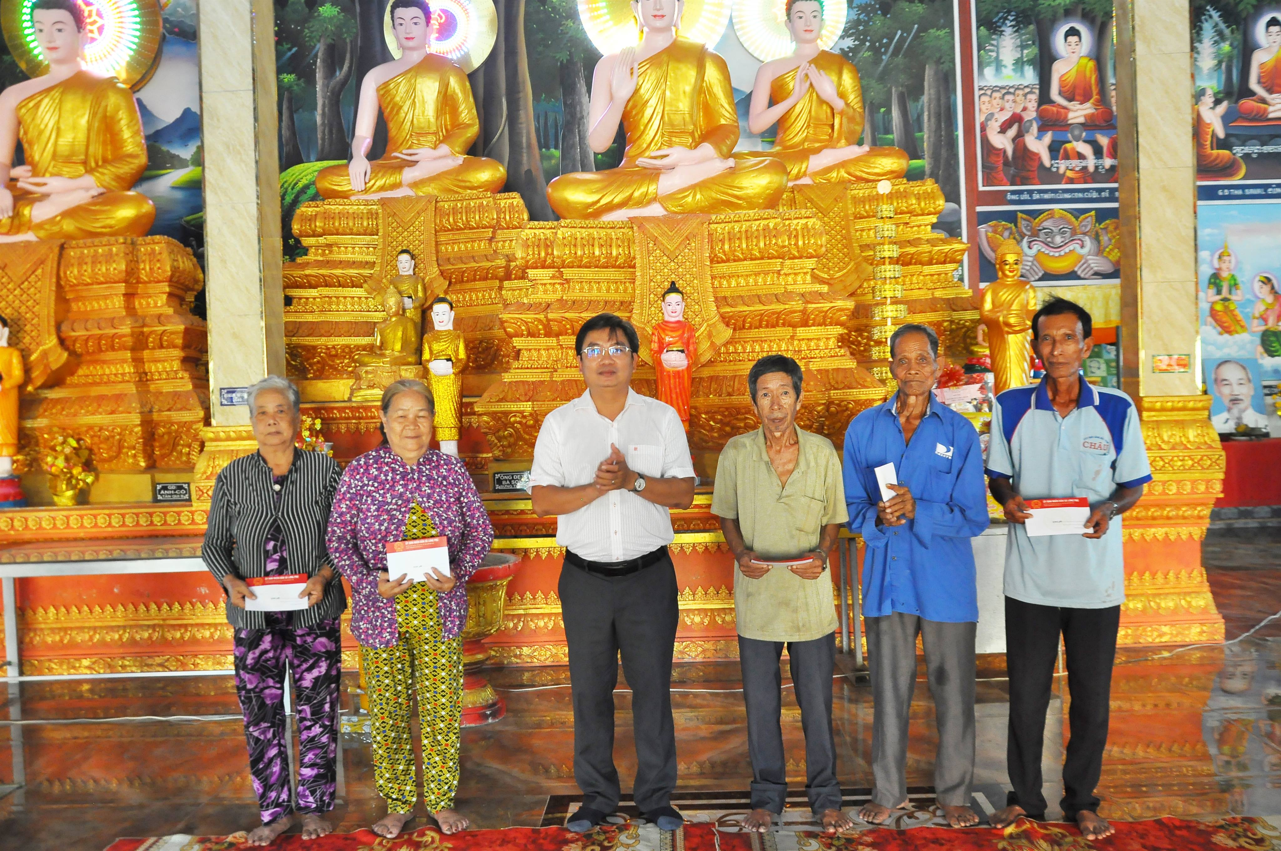 LÃNH ĐẠO XÃ LONG PHÚ THĂM, CHÚC TẾT CHÔL CHNĂM THMÂY TẠI CHÙA BÂNG KOL