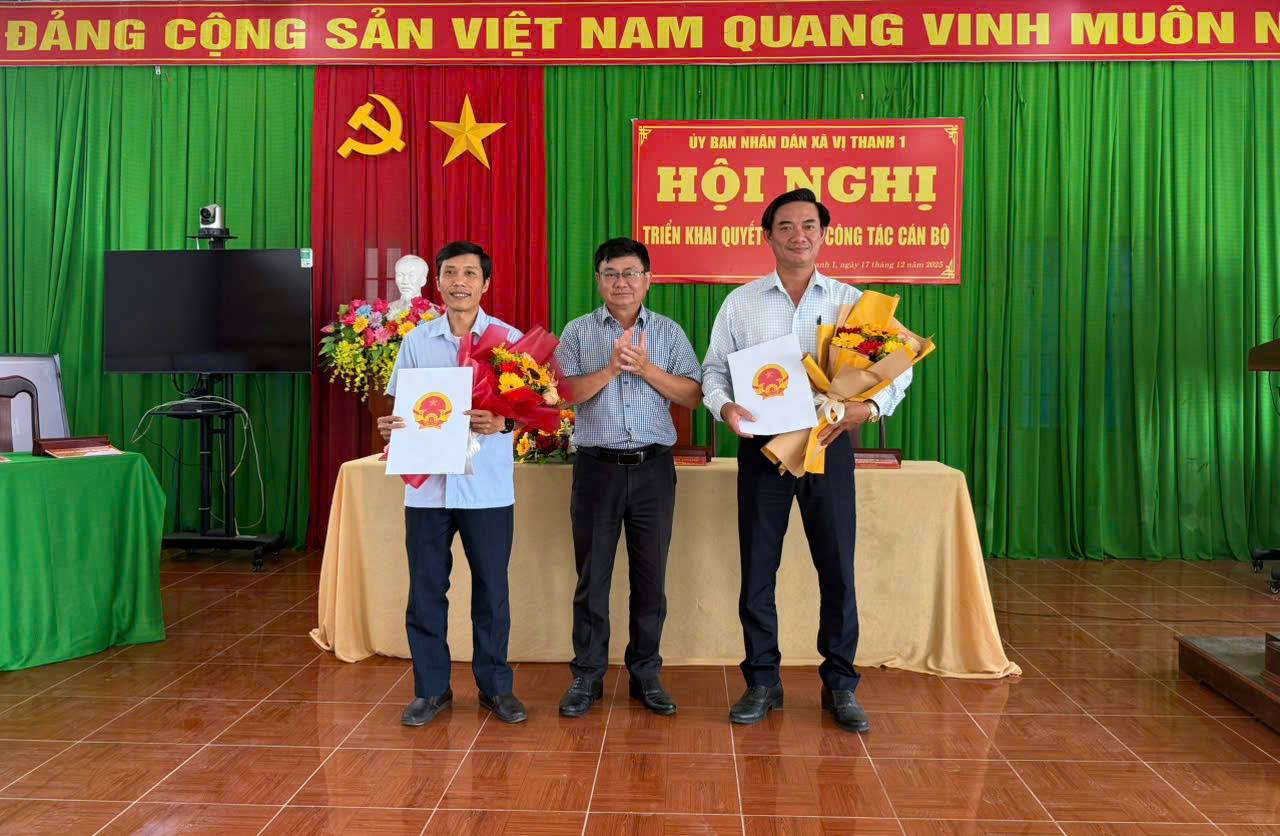 UBND xã Vị Thanh 1 công bố các quyết định về công tác cán bộ
