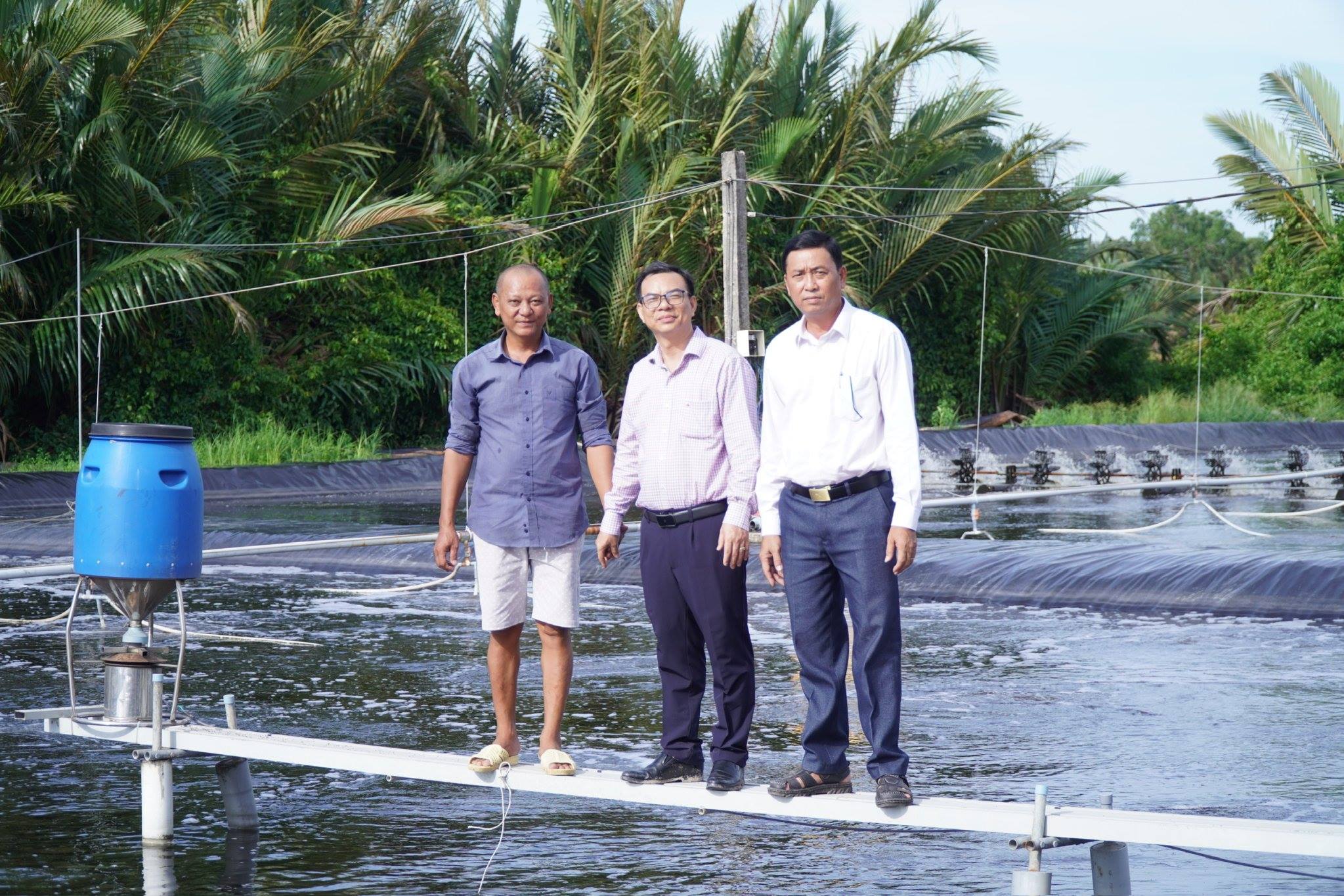 Bí thư Đảng ủy xã Hòa Tú thăm mô hình nuôi tôm công nghệ cao