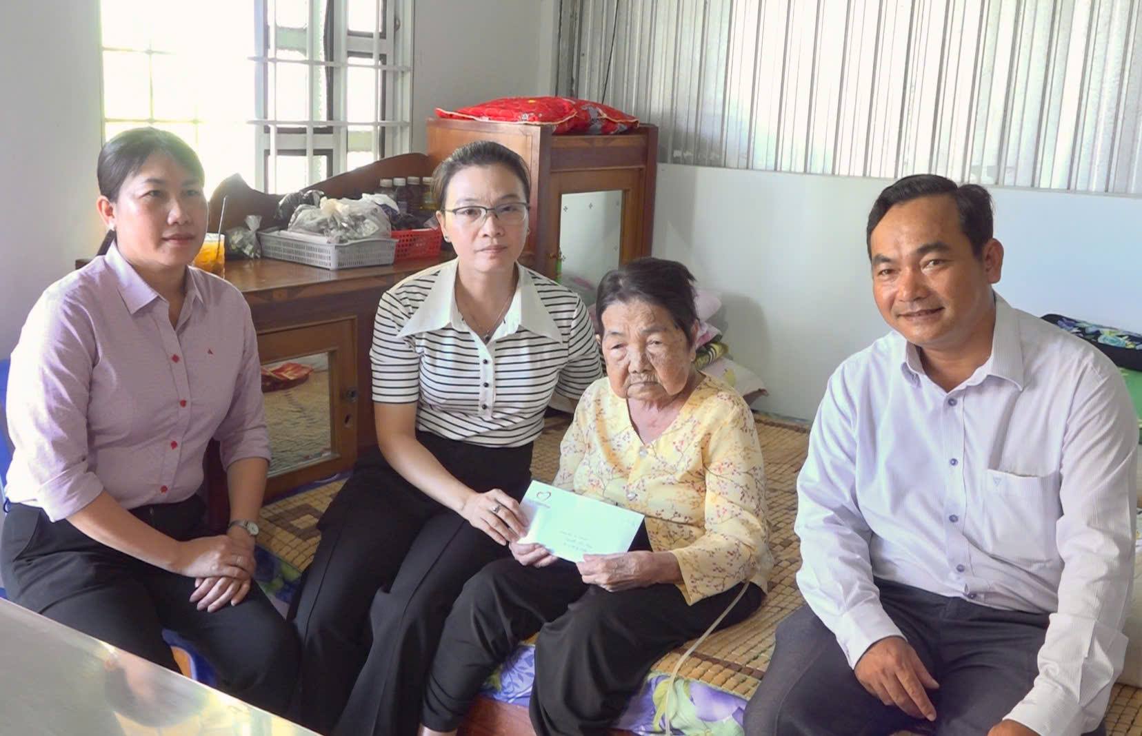 Lãnh đạo xã Hòa Tú thăm, tặng quà Mẹ Việt Nam Anh hùng và thương binh 