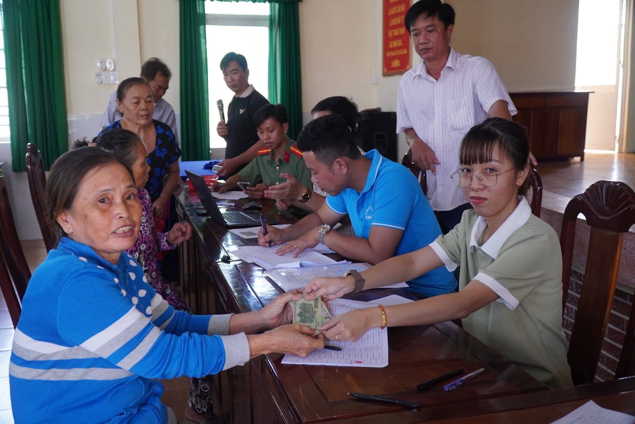 Người dân xã Hòa Tú nhận quà 2/9