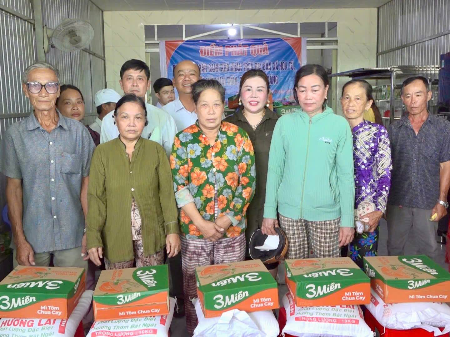 Tặng 200 phần quà cho gia đình có hoàn cảnh khó khăn trên địa bàn xã Hòa Tú