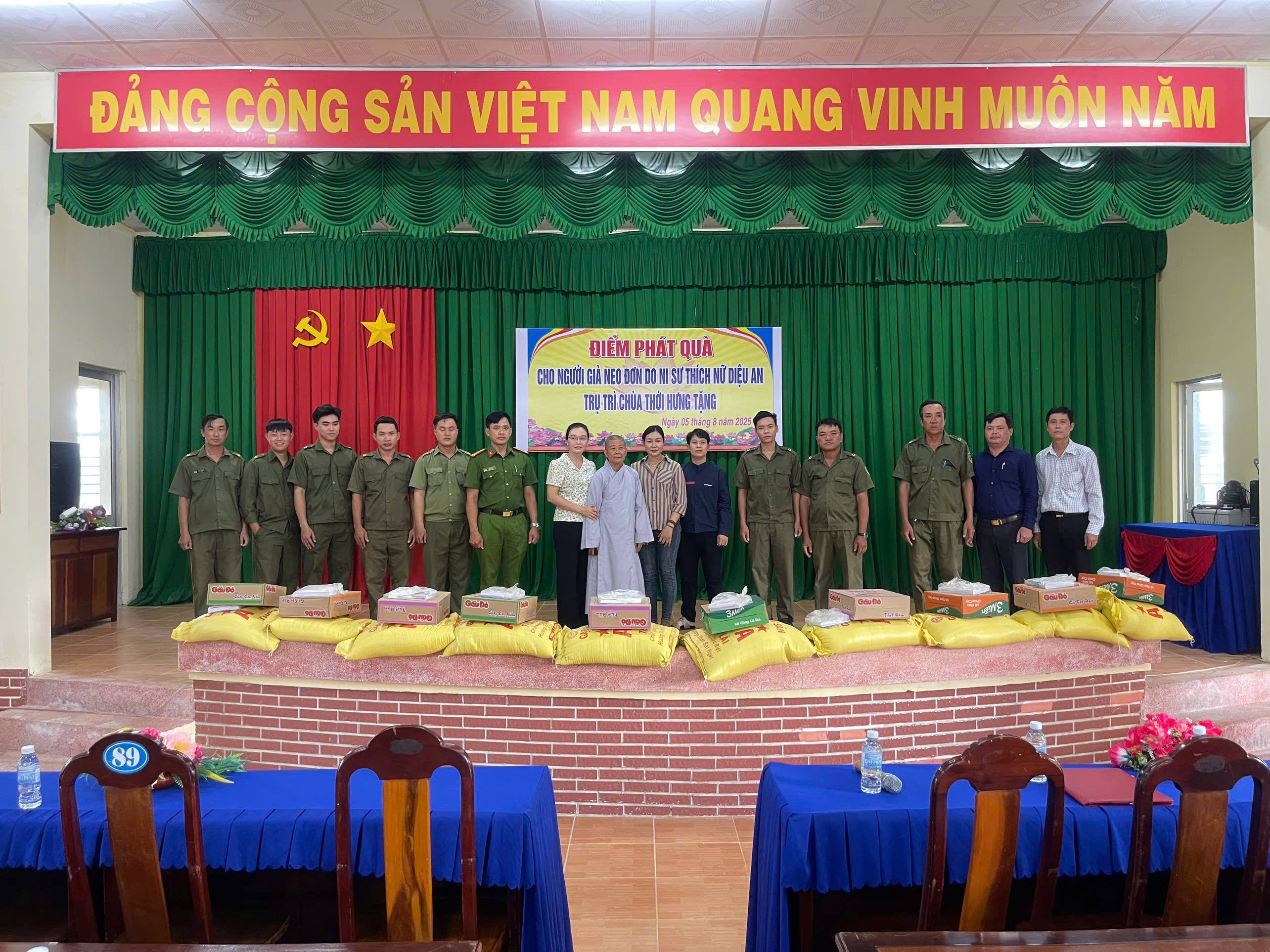 Tặng quà người cao tuổi và Lực lượng tham gia bảo vệ an ninh trật tự tại cơ sở