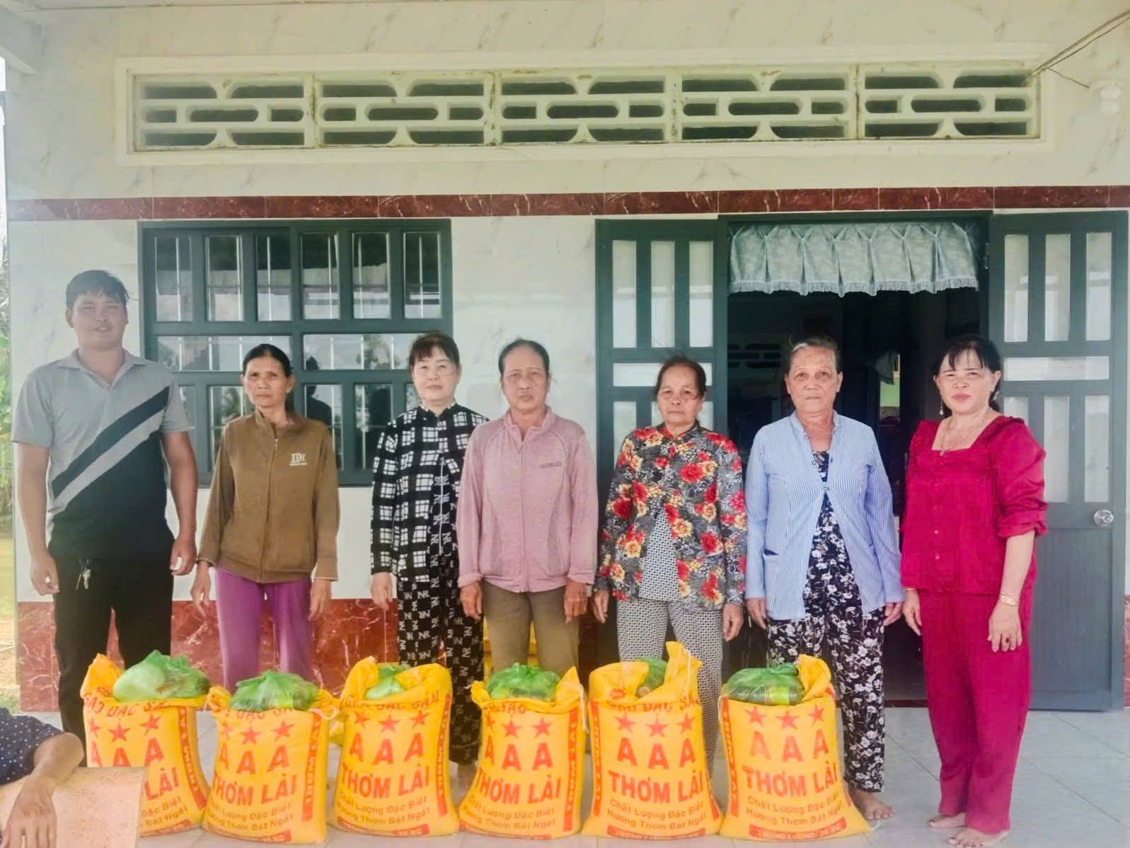 Tặng quà cho hội viên có hoàn cảnh khó khăn