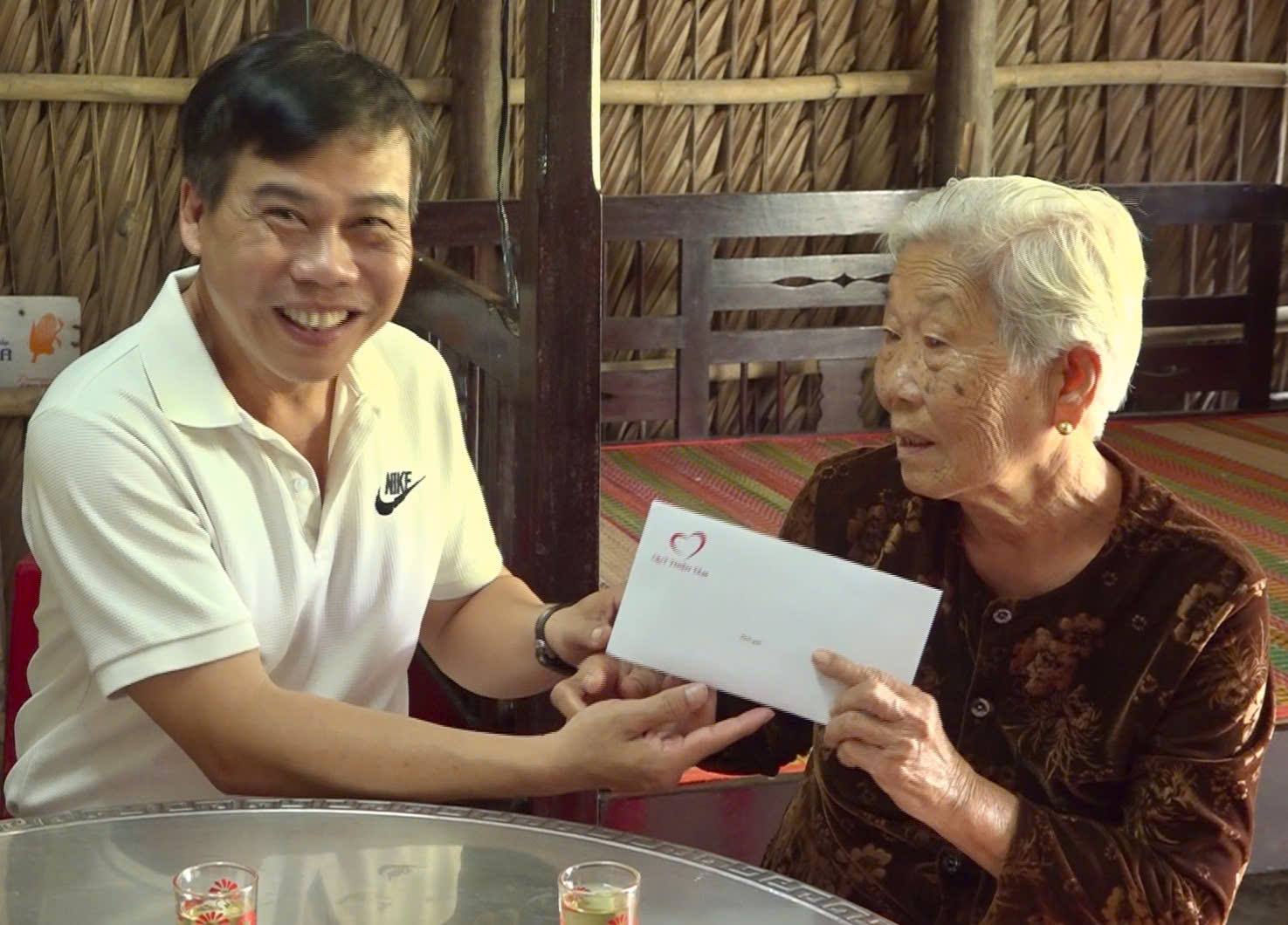 Thăm, tặng quà Mẹ Việt Nam Anh hùng trên địa bàn xã Hòa Tú