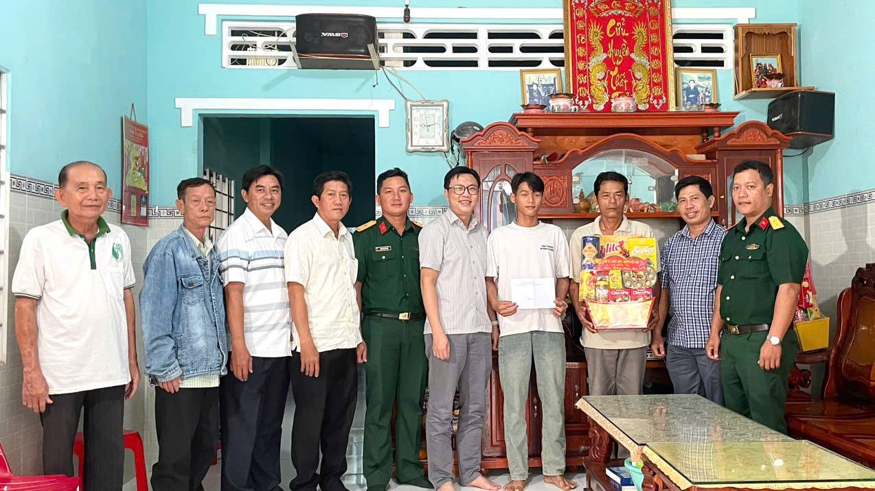 THĂM HỎI, TẶNG QUÀ VÀ ĐỘNG VIÊN THANH NIÊN LÊN ĐƯỜNG NHẬP NGŨ