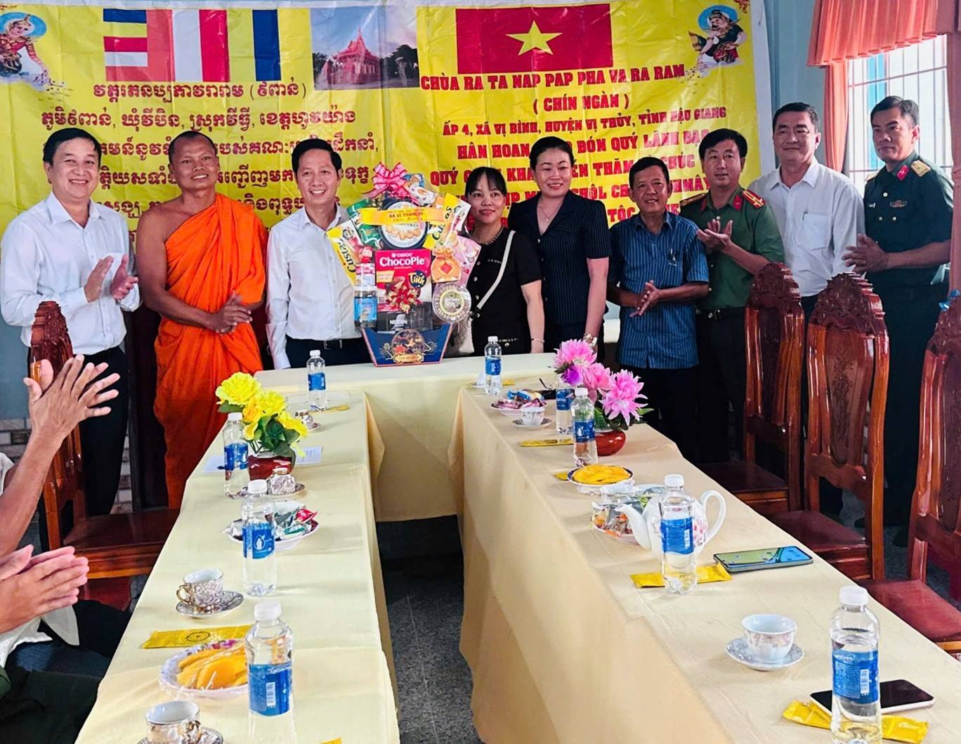 Công an xã Vị Thanh 1 chúc Tết Chôl Chnăm Thmây 2026 của đồng bào Khmer trên địa bàn