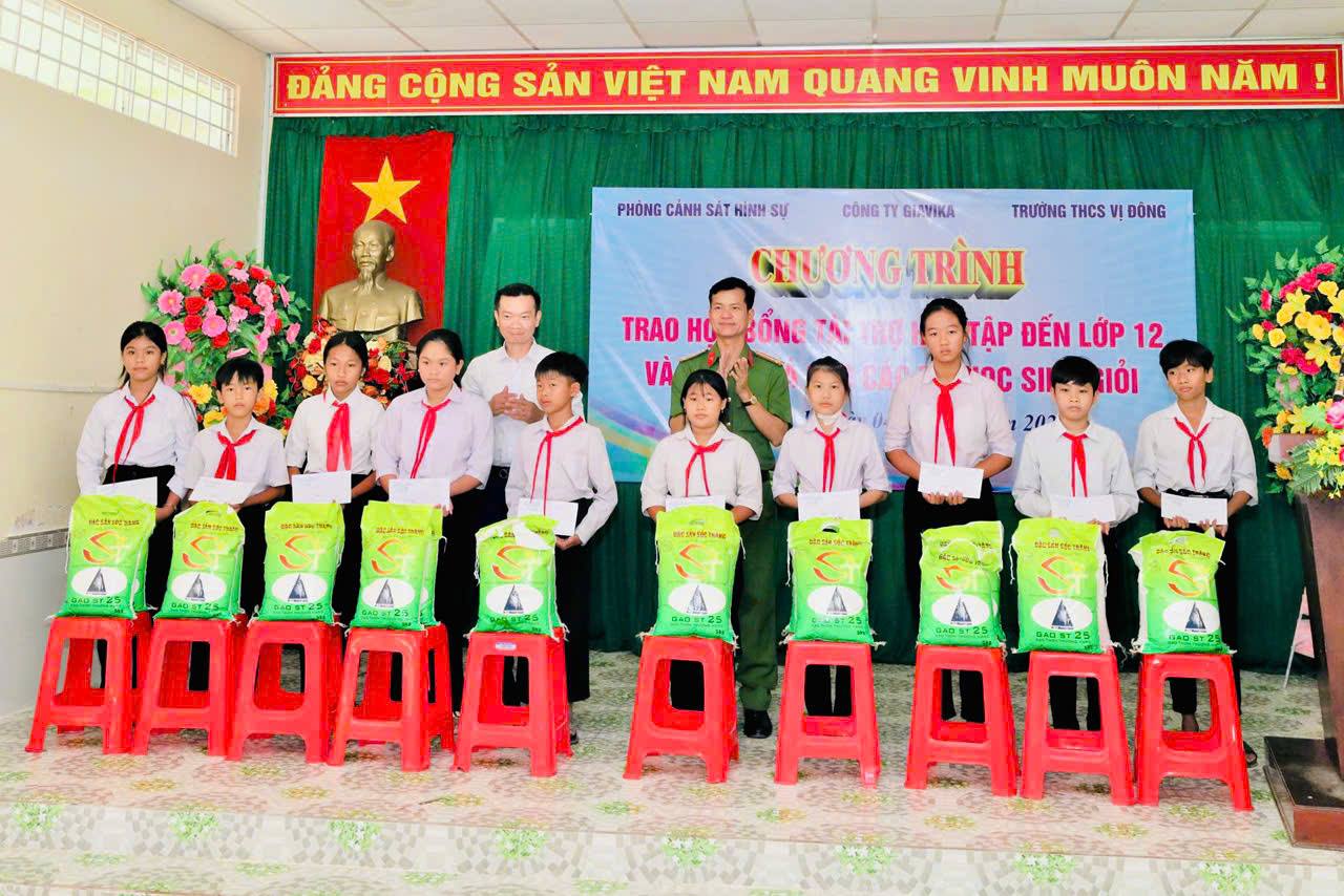 Trường THCS Vị Đông tổ chức chương trình trao học bổng tài trợ cho học sinh học hết lớp 12 và tặng quà cho học sinh học giỏi