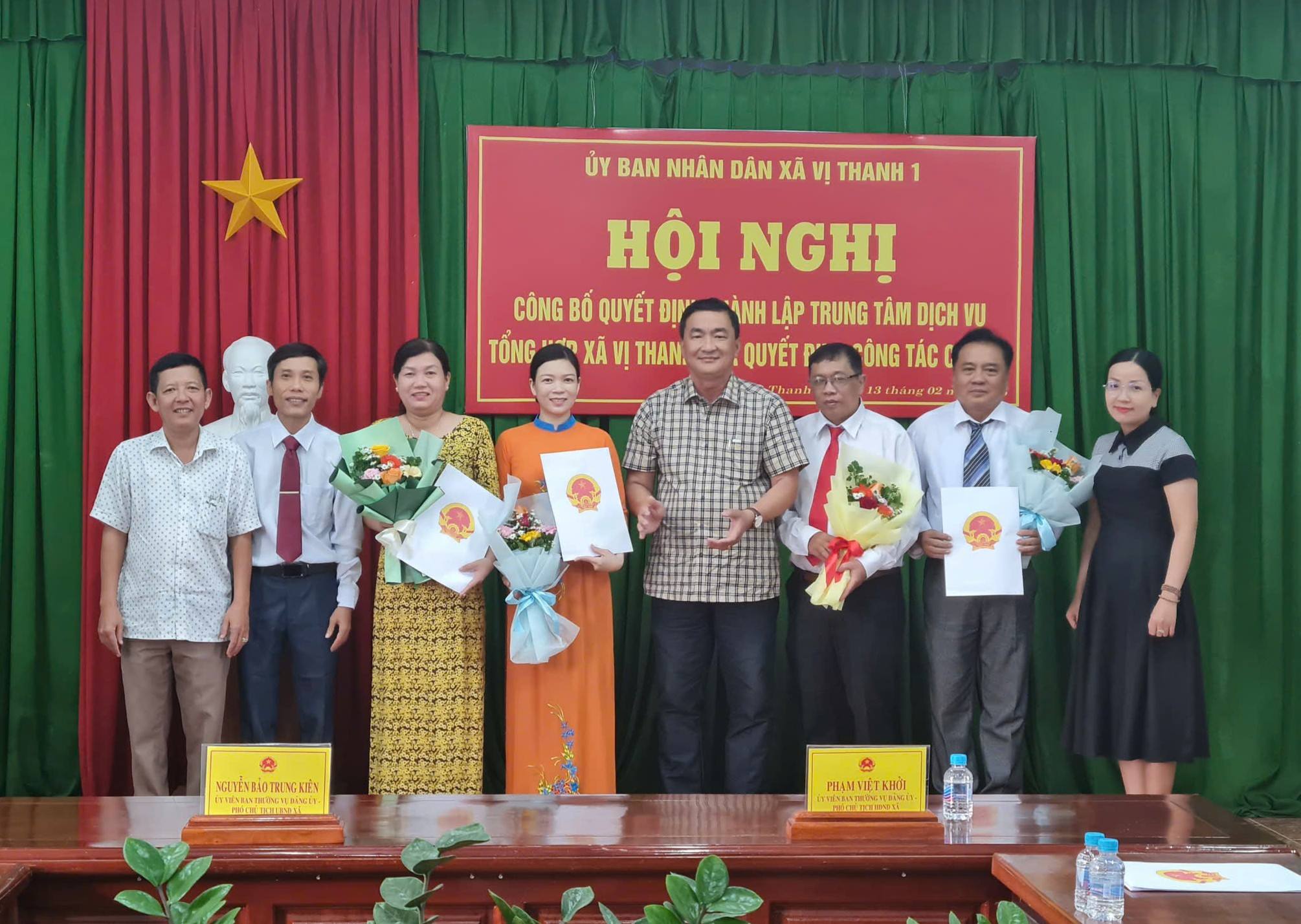Ủy ban nhân dân xã Vị Thanh 1 tổ chức Hội nghị công bố Quyết định thành lập Trung tâm Dịch vụ tổng hợp và các quyết định về công tác cán bộ