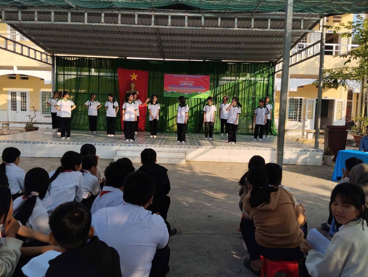 Sôi nổi các hoạt động chào mừng kỷ niệm ngày thành lập Đoàn TNCS Hồ Chí Minh tại Trường THCS Vị Đông