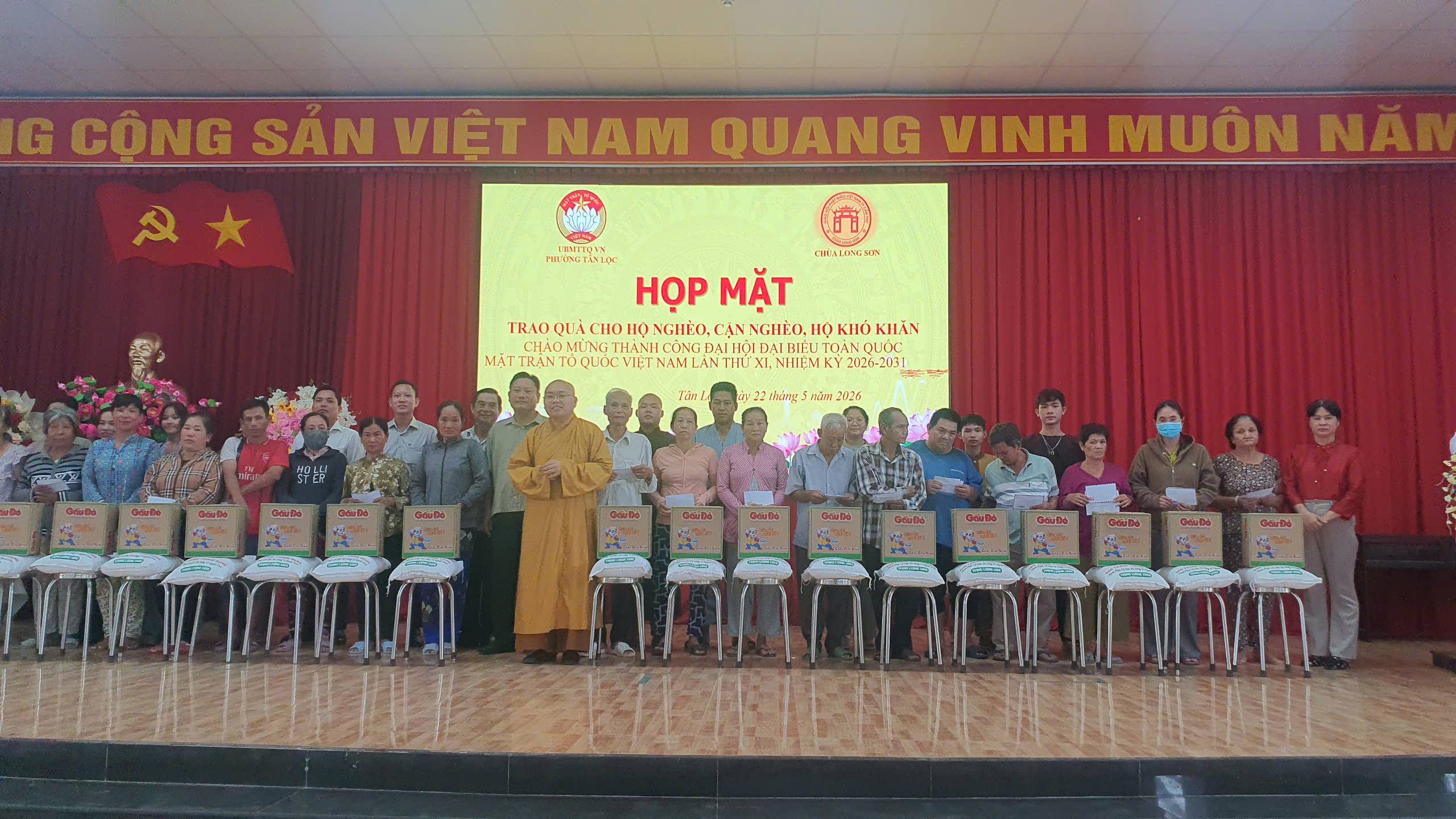 ỦY BAN MẶT TRẬN TỔ QUỐC VIỆT NAM PHƯỜNG TÂN LỘC TẶNG 100 PHẦN QUÀ CHO HỘ NGHÈO, CẬN NGHÈO, HỘ KHÓ KHĂN TRÊN ĐỊA BÀN