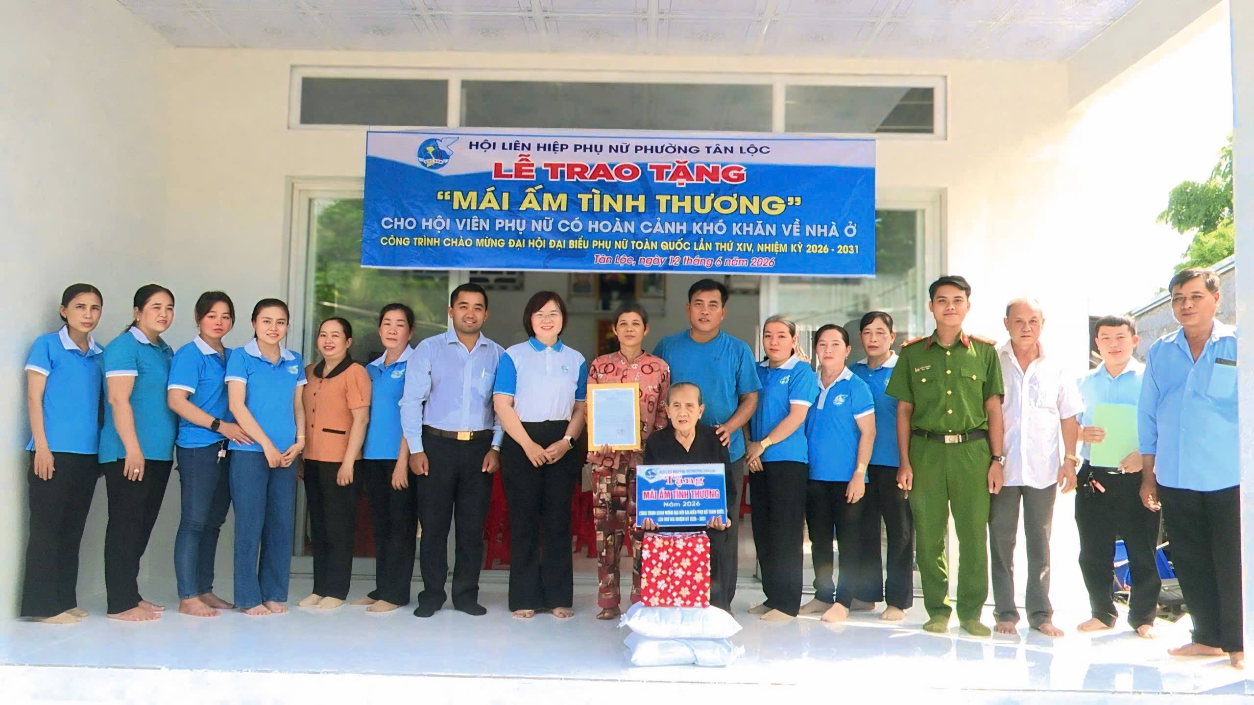 HỘI LIÊN HIỆP PHỤ NỮ PHƯỜNG TÂN LỘC TRAO TẶNG "MÁI ẤM TÌNH THƯƠNG" CHO HỘI VIÊN PHỤ NỮ KHÓ KHĂN 