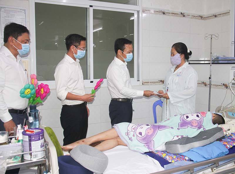 Giám đốc Sở Y tế đến thăm và tặng quà cho bệnh nhi tại Bệnh viện Nhi đồng TP. Cần Thơ nhân Ngày Quốc tế Thiếu nhi 1/6 