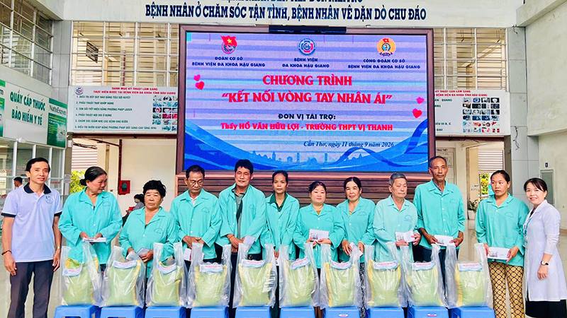 Bệnh viện Đa khoa Hậu Giang trao 55 phần quà cho bệnh nhân có hoàn cảnh khó khăn