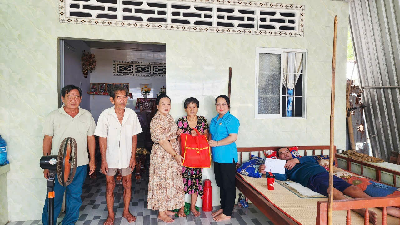 Thăm và tặng quà công nhân bị tai nạn lao động nhân Tháng Công nhân năm 2026