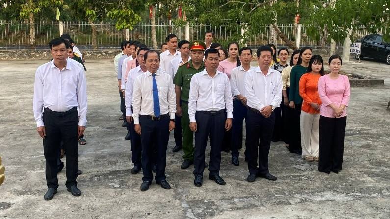 Xã Hòa An - viếng Nhà bia tưởng niệm các Anh hùng Liệt sỹ