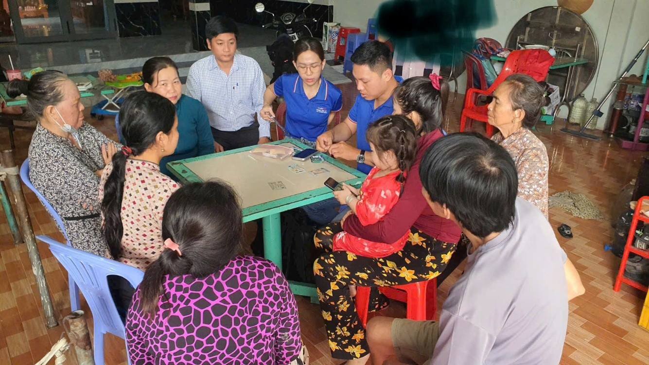 Xã Hòa An thực hiện chiến dịch " Đi từng ngõ, gõ từng nhà, hướng dẫn từng người dân kỹ năng số sử dụng các dịch vụ số.