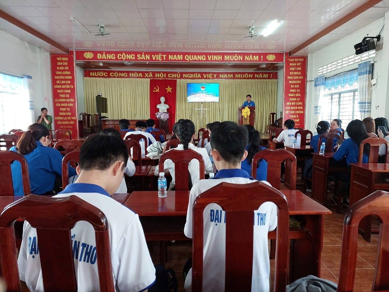 Đoàn Thanh niên xã Hòa An hỗ trợ người dân kích hoạt định  danh điện tử mức 2
