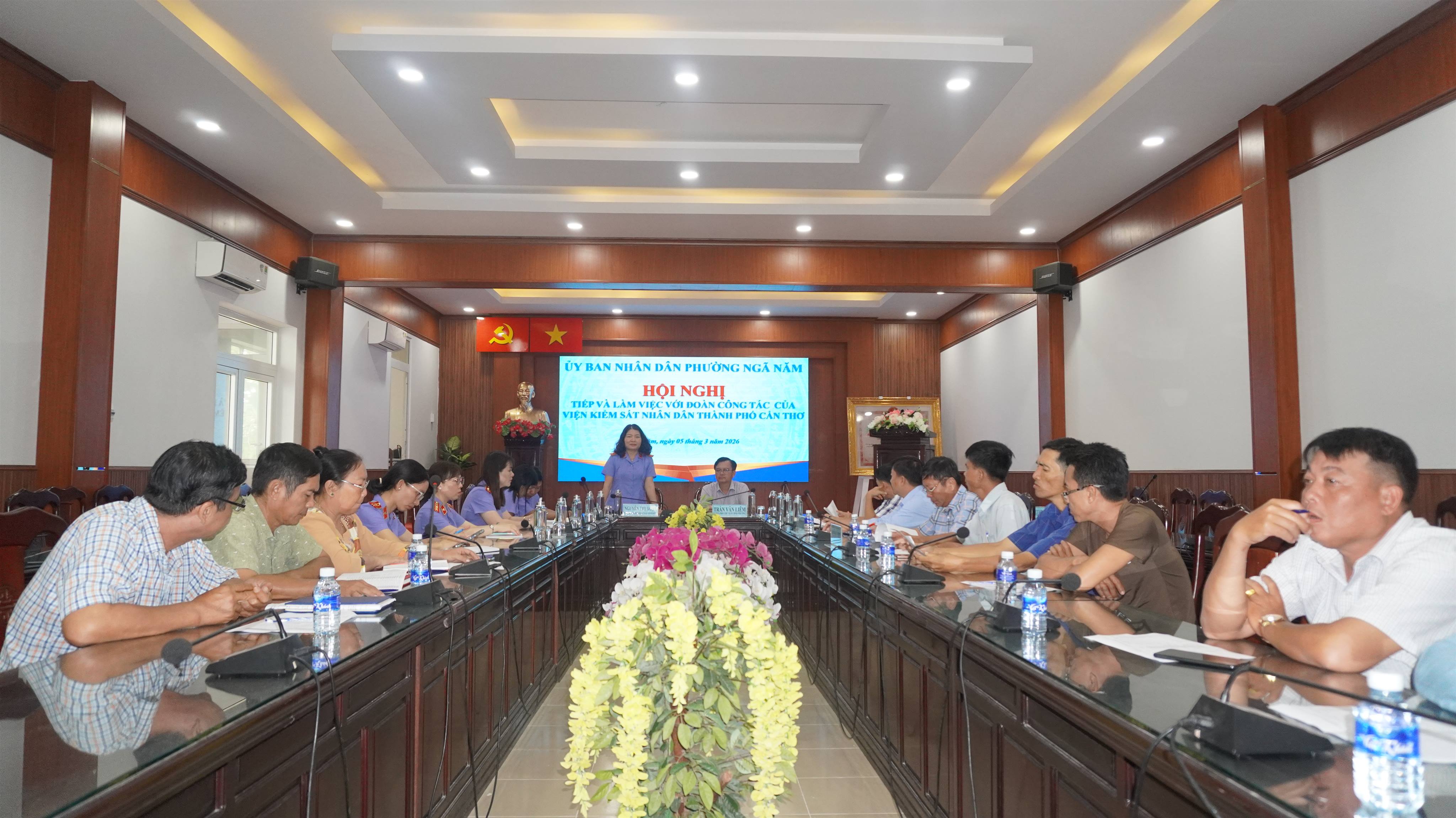UBND phường Ngã Năm tiếp và làm việc với Đoàn công tác Viện Kiểm sát nhân dân thành phố Cần Thơ về xác minh trường hợp chưa có điều kiện thi hành án dân sự