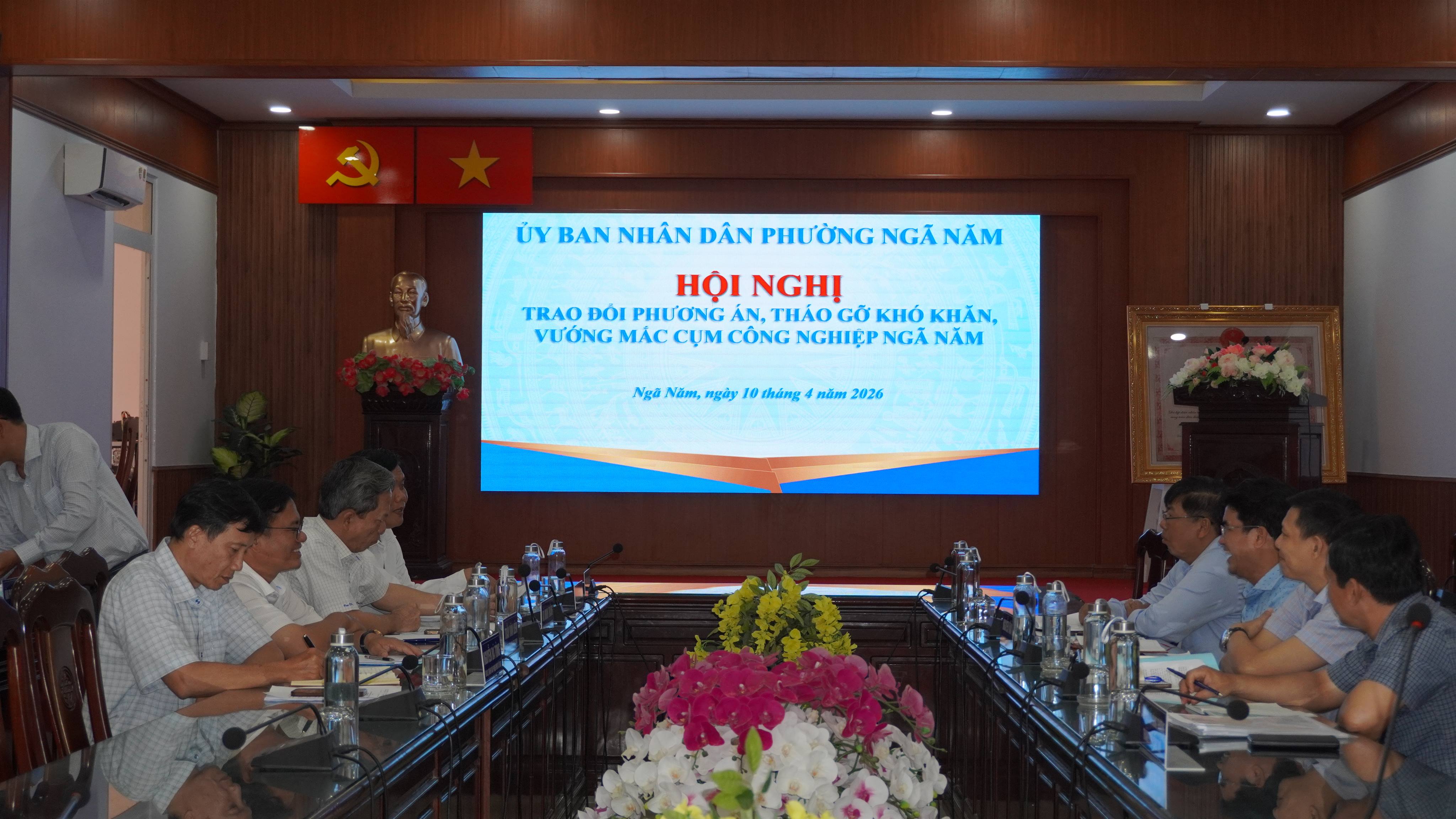 UBND phường làm việc với các sở, ngành thành phố về cụm công nghiệp Ngã Năm