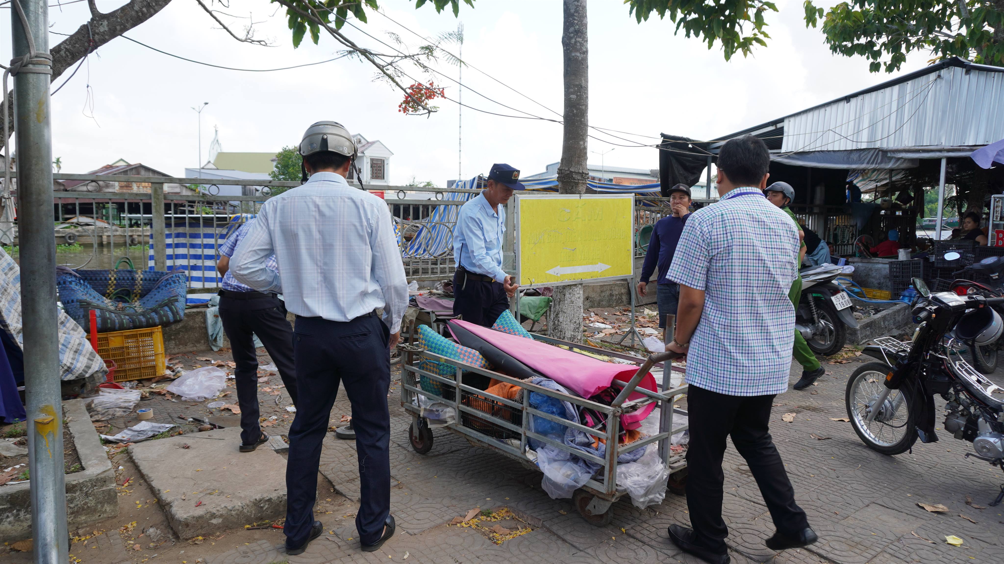 Phường Ngã Năm ra quân lập lại trật tự đô thị, vệ sinh môi trường
