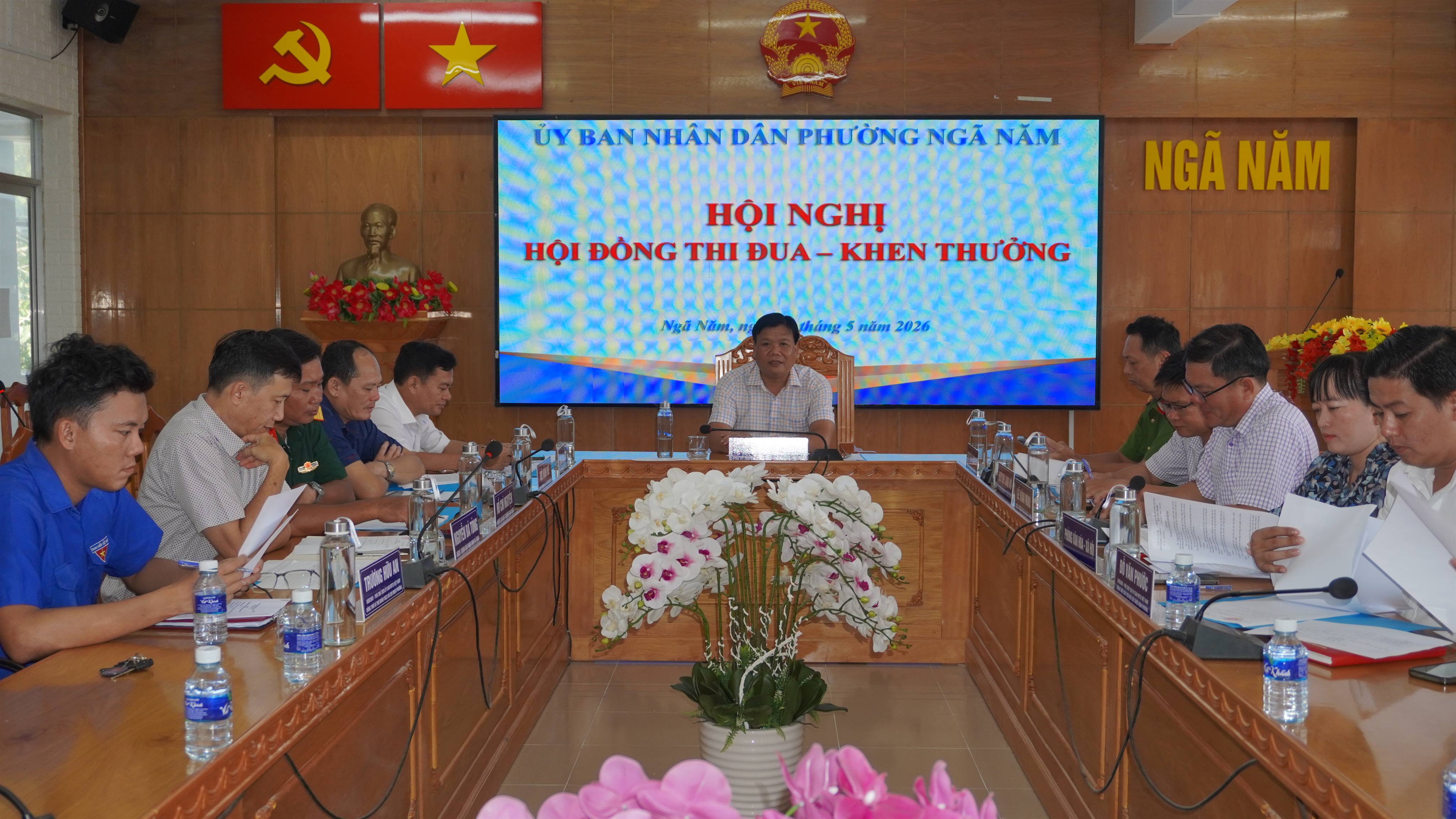 Hội đồng Thi đua – Khen thưởng phường Ngã Năm họp xét “Nhà giáo tiêu biểu” và đề nghị tặng Huy chương Thanh niên xung phong vẻ vang